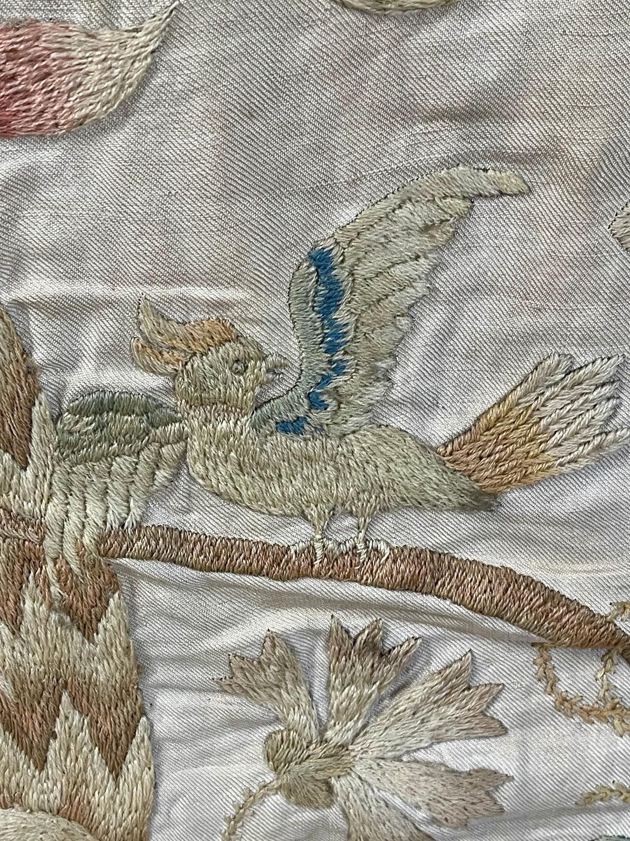 Wandbehang Crewelwork Baum des Lebens aus dem 18. Jahrhundert (Bestickt) im Angebot
