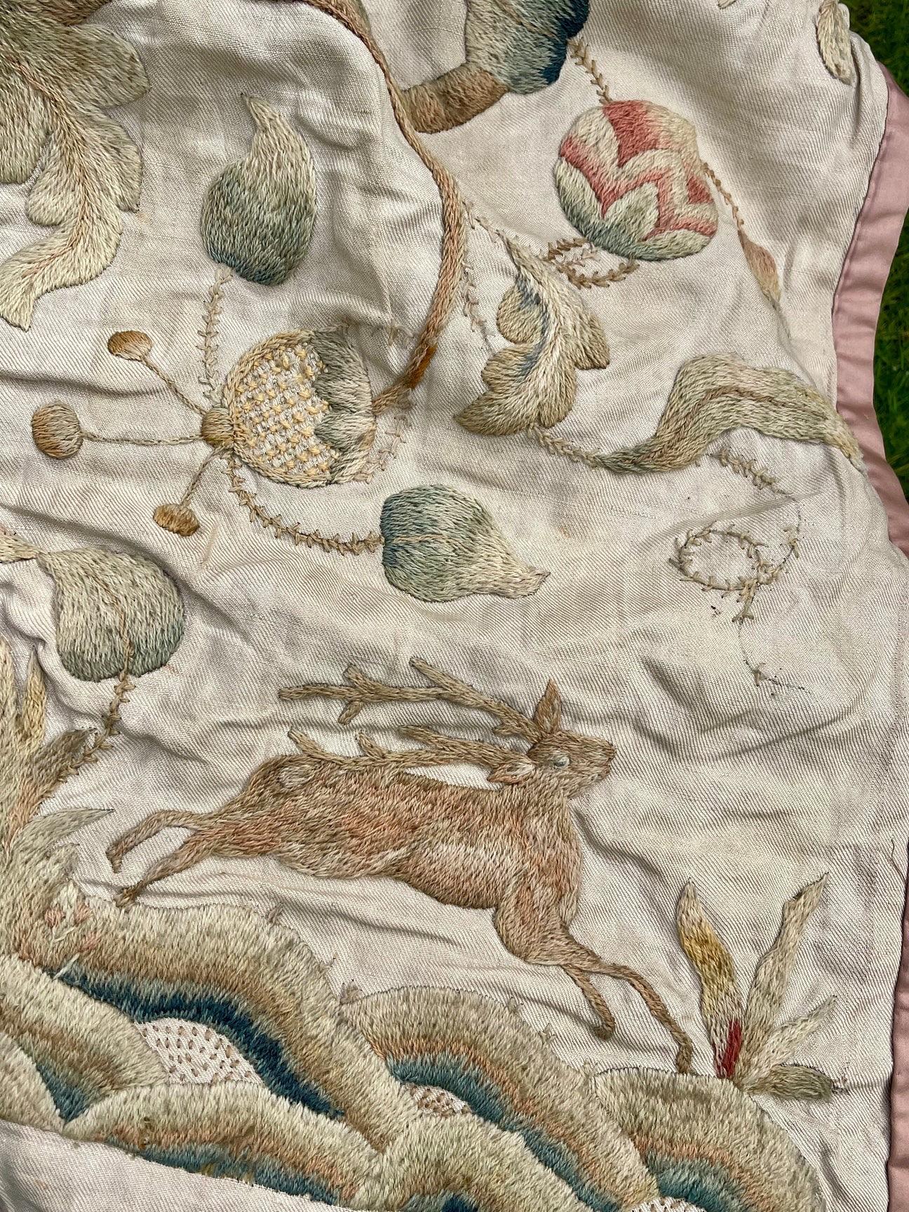 Wandbehang Crewelwork Baum des Lebens aus dem 18. Jahrhundert im Zustand „Gut“ im Angebot in Canterbury, GB