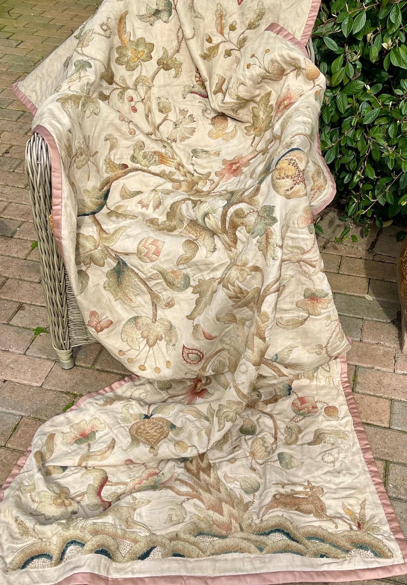 Wandbehang Crewelwork Baum des Lebens aus dem 18. Jahrhundert (18. Jahrhundert und früher) im Angebot