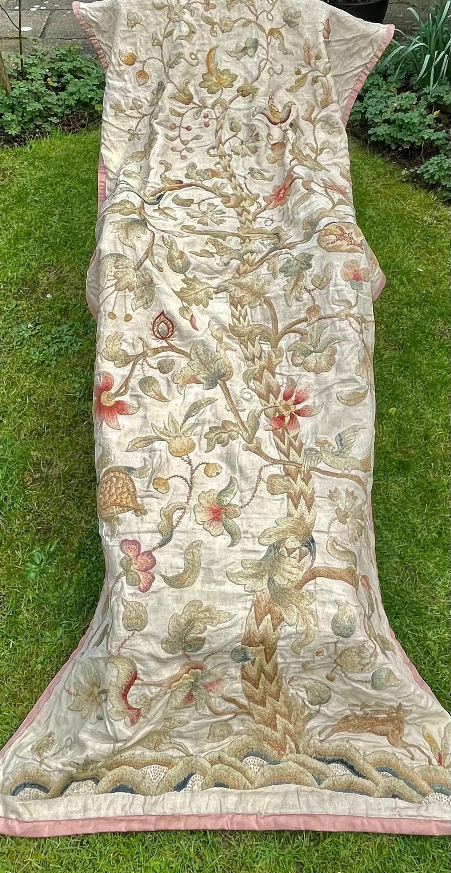 Wandbehang Crewelwork Baum des Lebens aus dem 18. Jahrhundert (Wolle) im Angebot