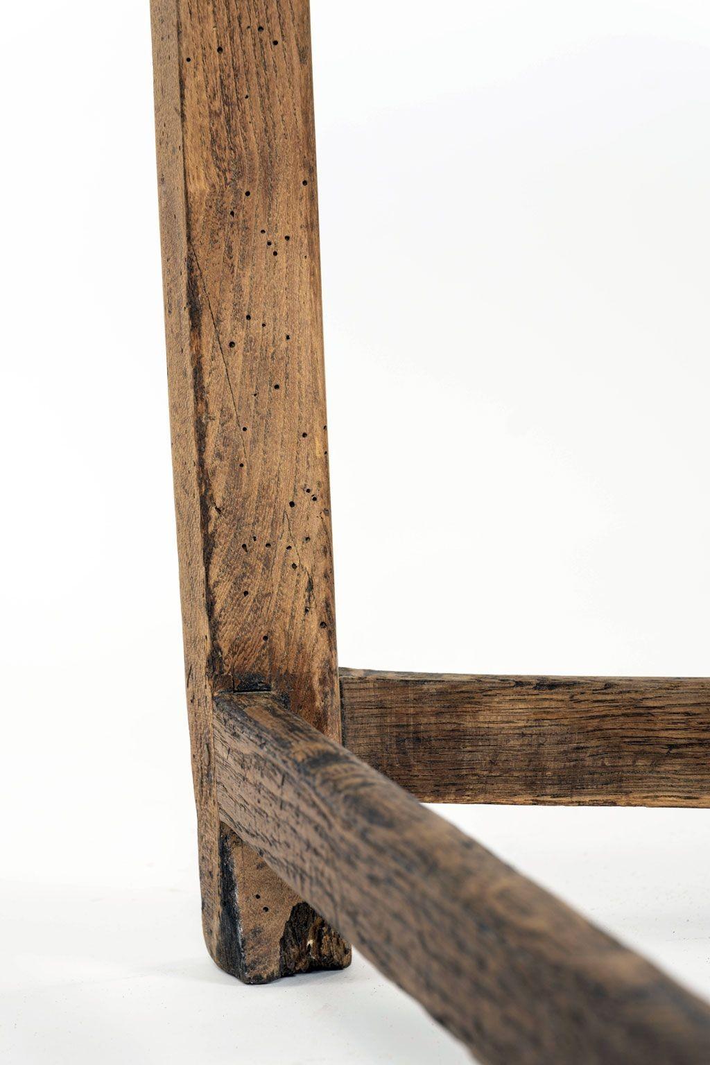 Mesa de cricket con tablero ovalado del siglo XIX en varias maderas: olmo, fresno y roble. Tapa ovalada blanqueada naturalmente por el sol, elevada sobre una base de tres patas, con una hermosa pátina envejecida en tonos marrones y grises. Alrededor