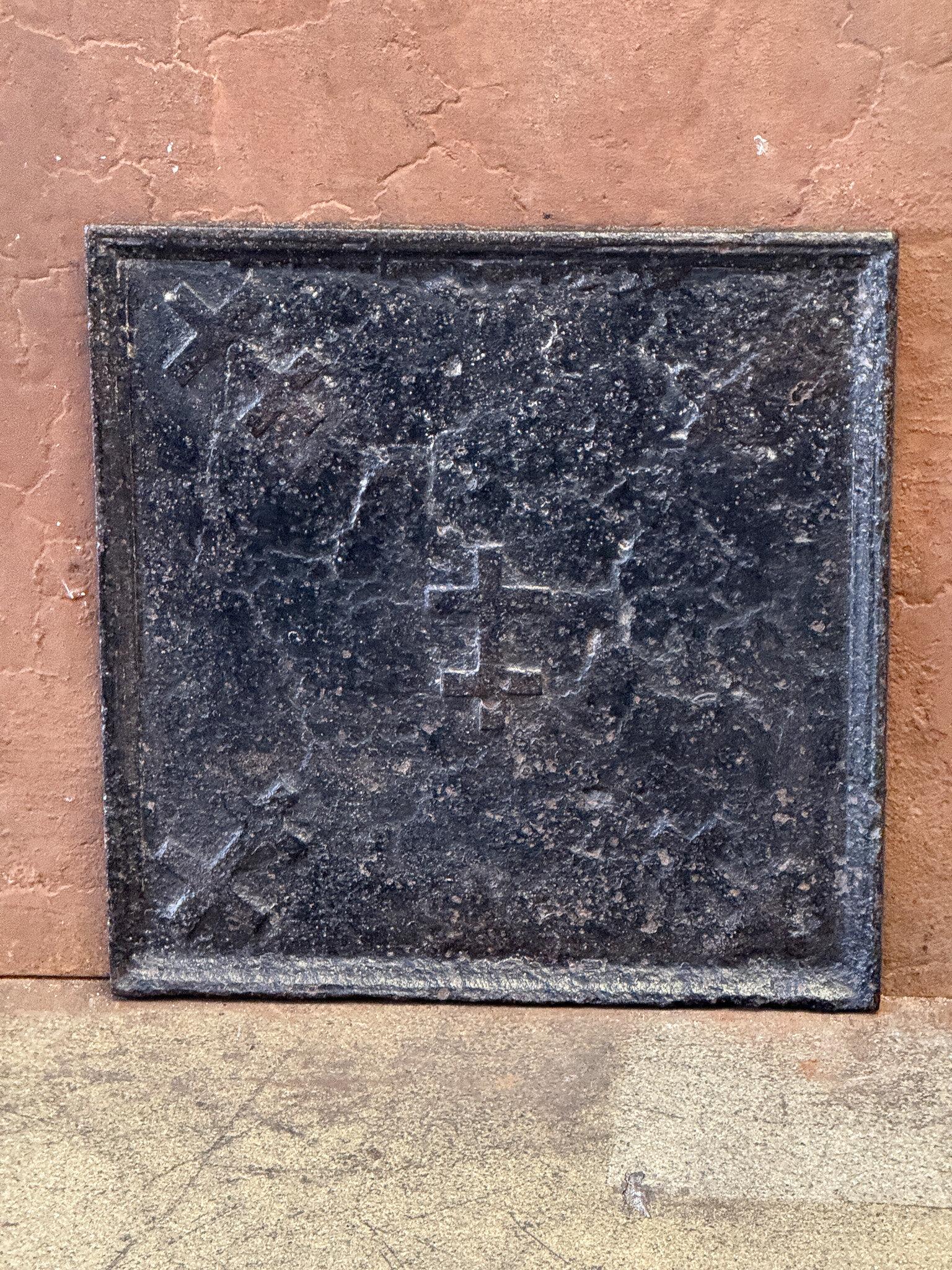 18th Century 'Cross of Loraine' Fireback / Backsplash, France, Louis XIV Period For Sale 4