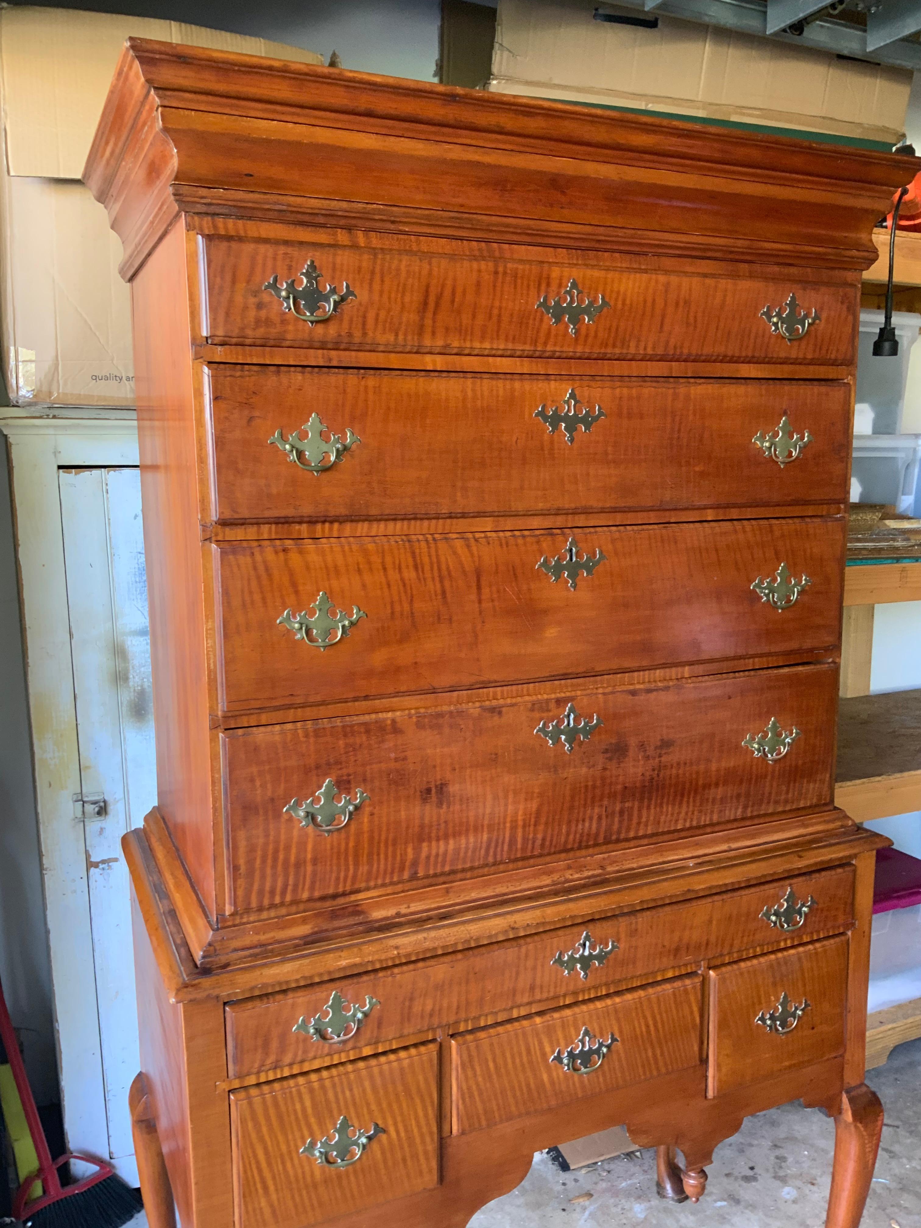 Un bel damerino in acero riccio del New England, probabilmente del Massachusetts, del 1730-40, con un cassetto portadocumenti. Colore e patina eccellenti sulla vecchia superficie rifinita. Inizialmente ho pensato che questo pezzo potesse essere un