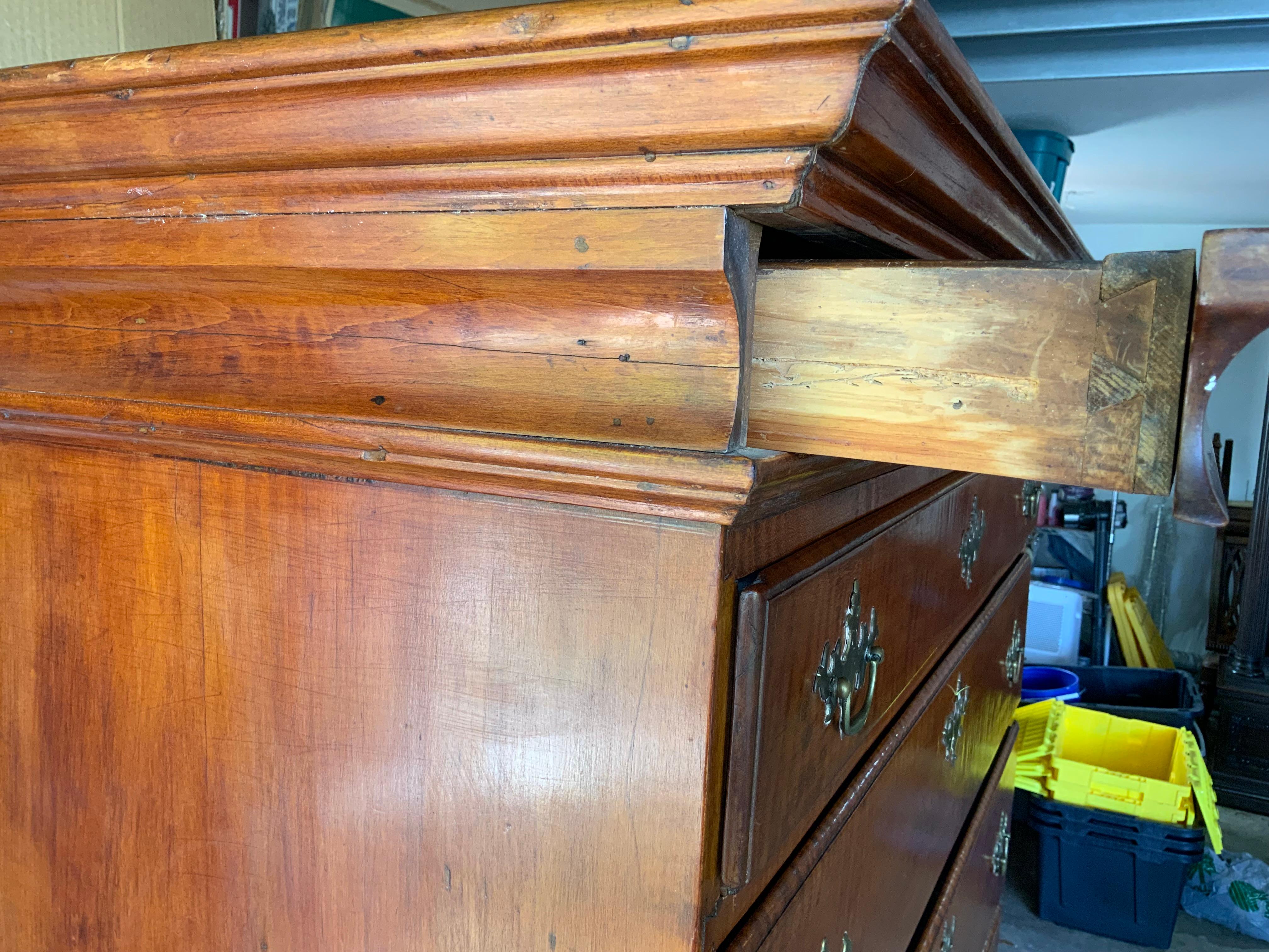 Coloniale americano Highboy in acero riccio del XVIII secolo in vendita
