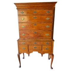 18. Jahrhundert Lockenahorn Highboy