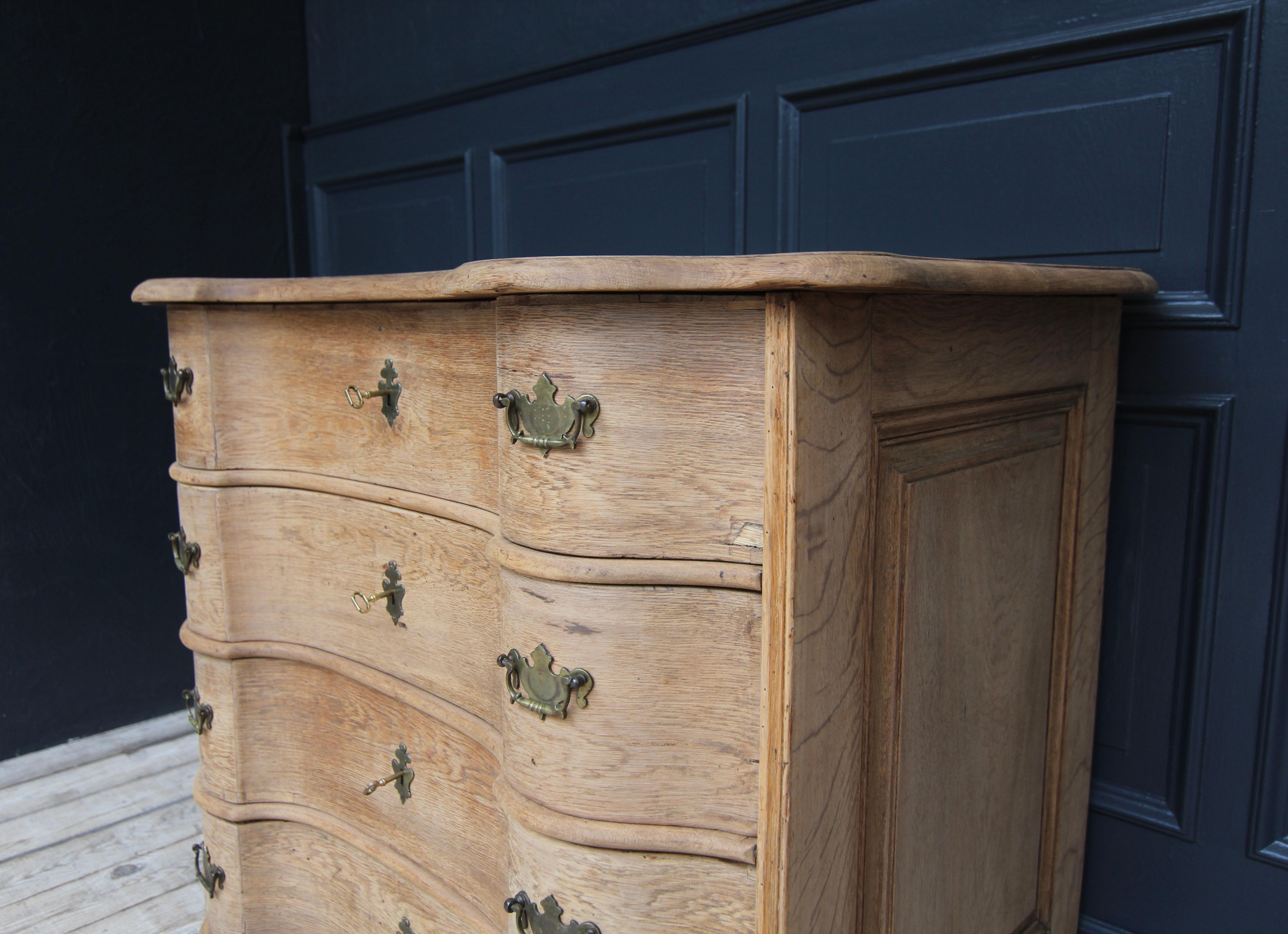 18th Century Curved Baroque Chest of Drawers For Sale 6