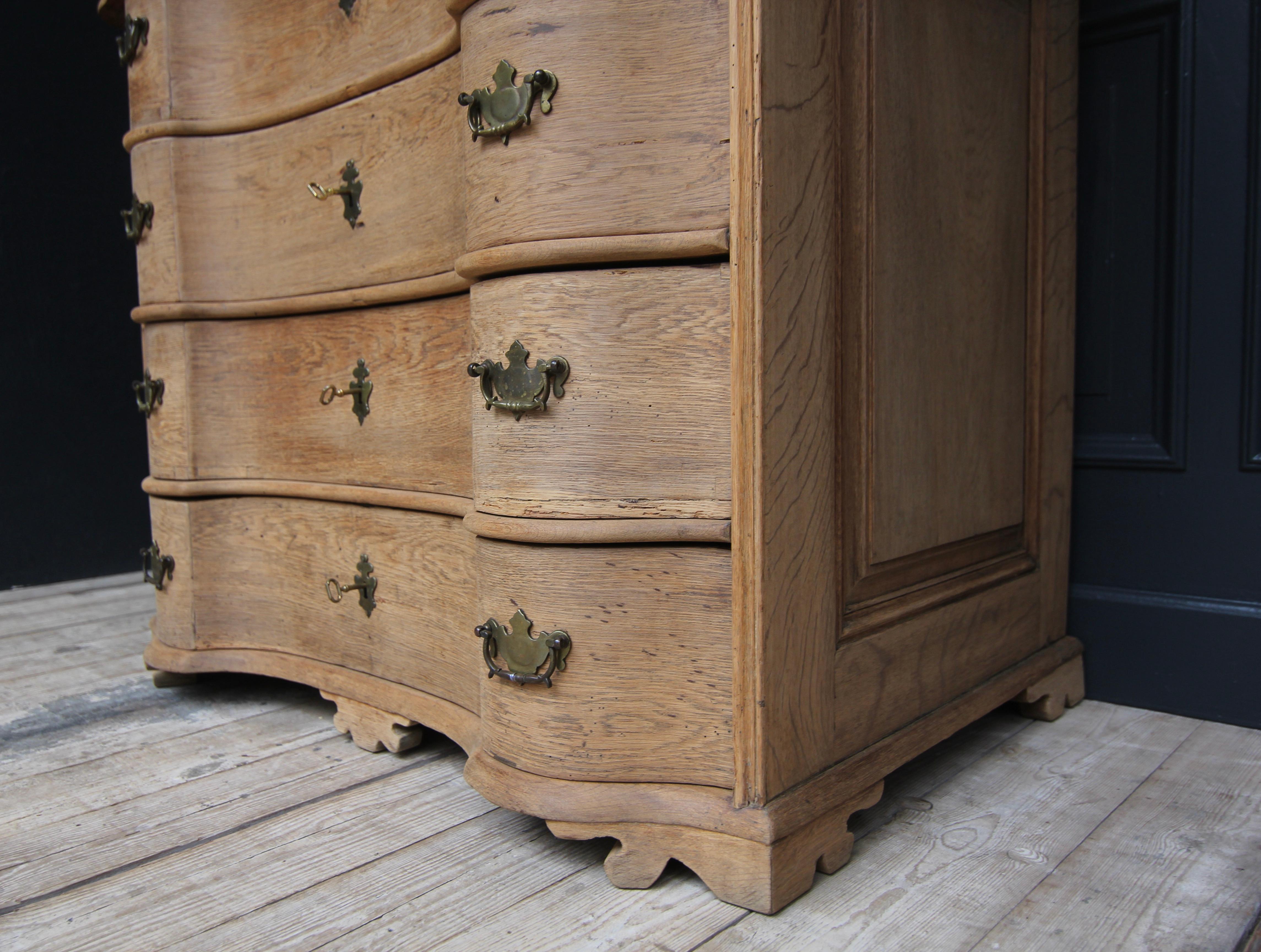18th Century Curved Baroque Chest of Drawers For Sale 7