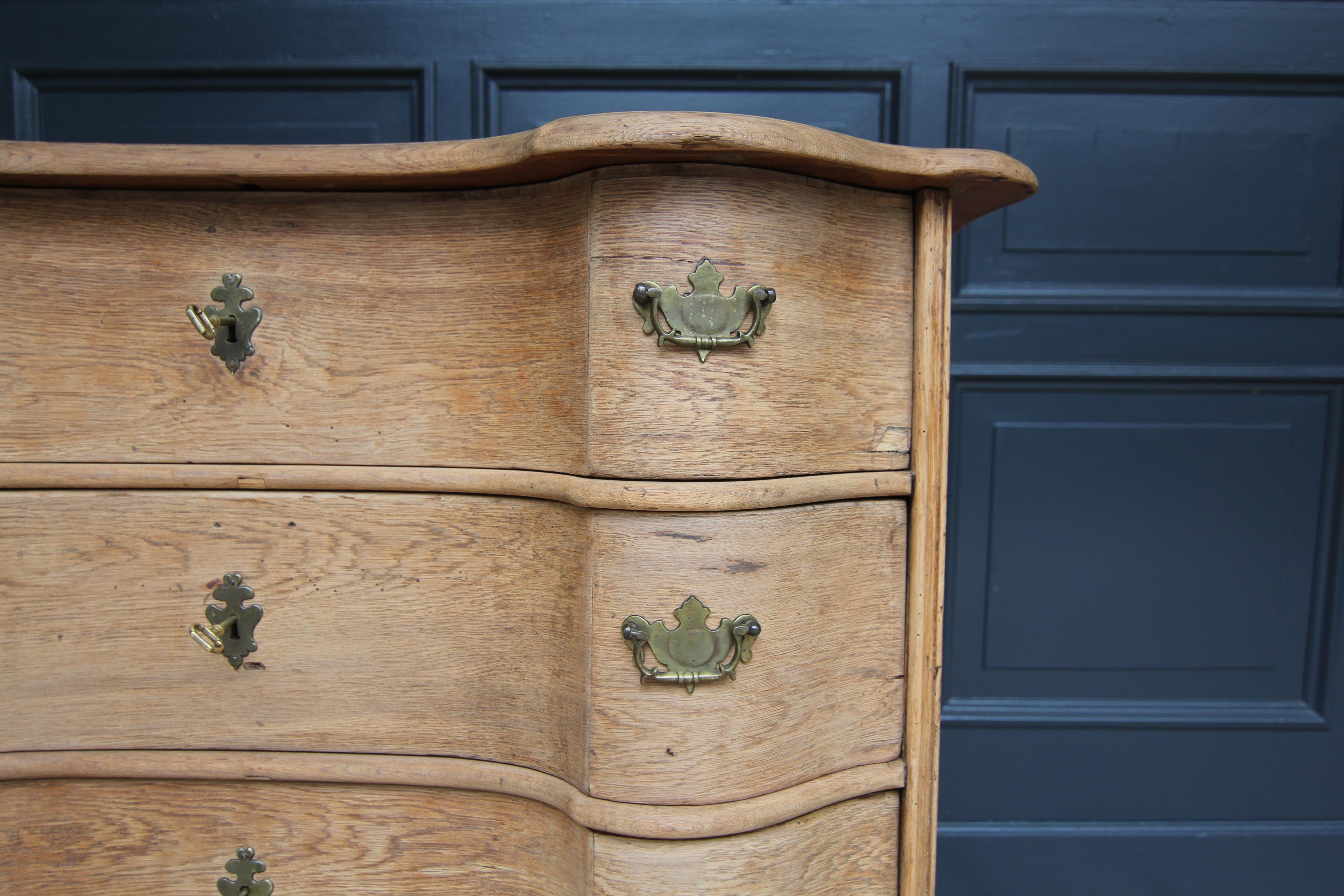 18th Century Curved Baroque Chest of Drawers For Sale 8
