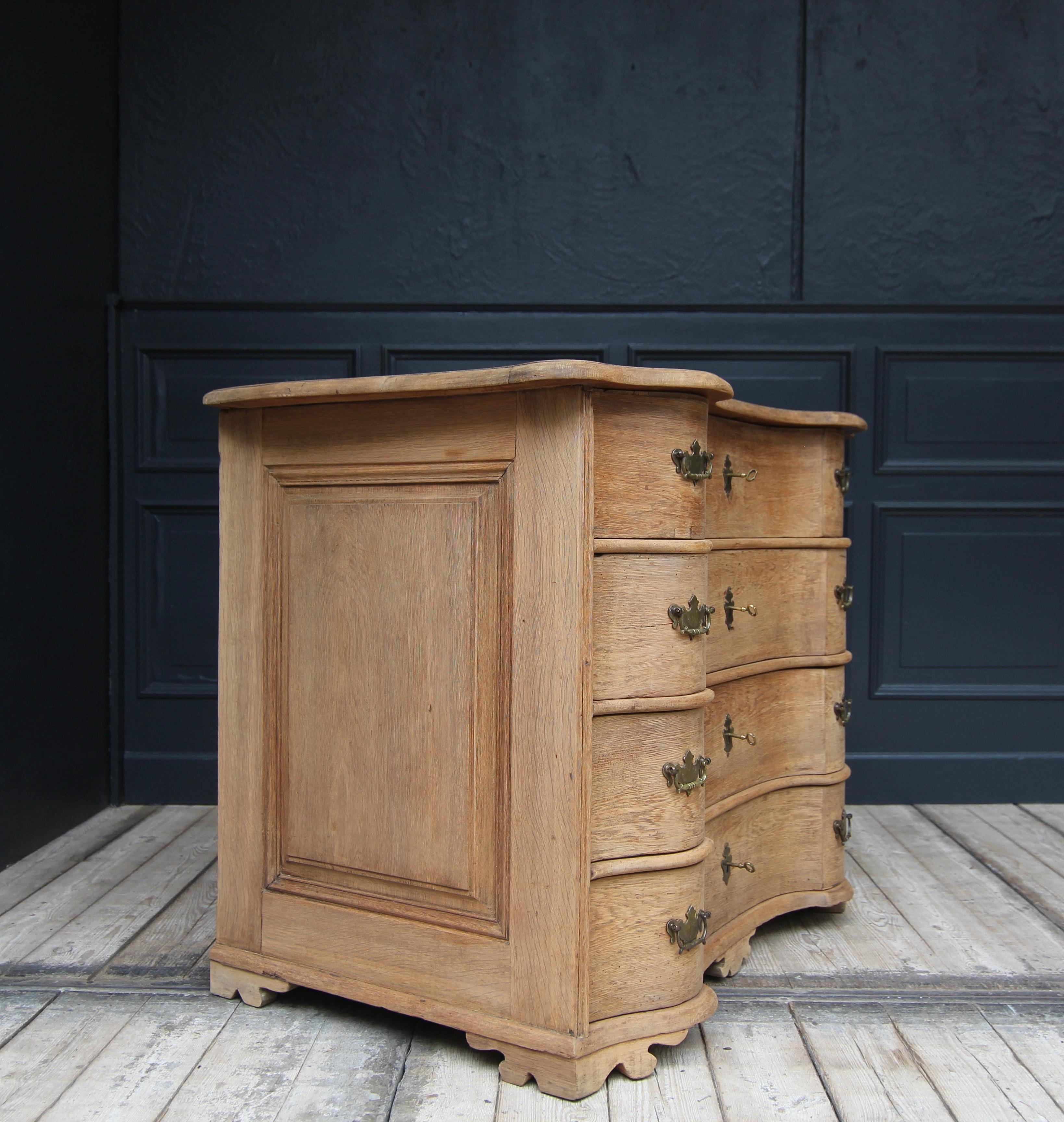 18th Century Curved Baroque Chest of Drawers For Sale 12