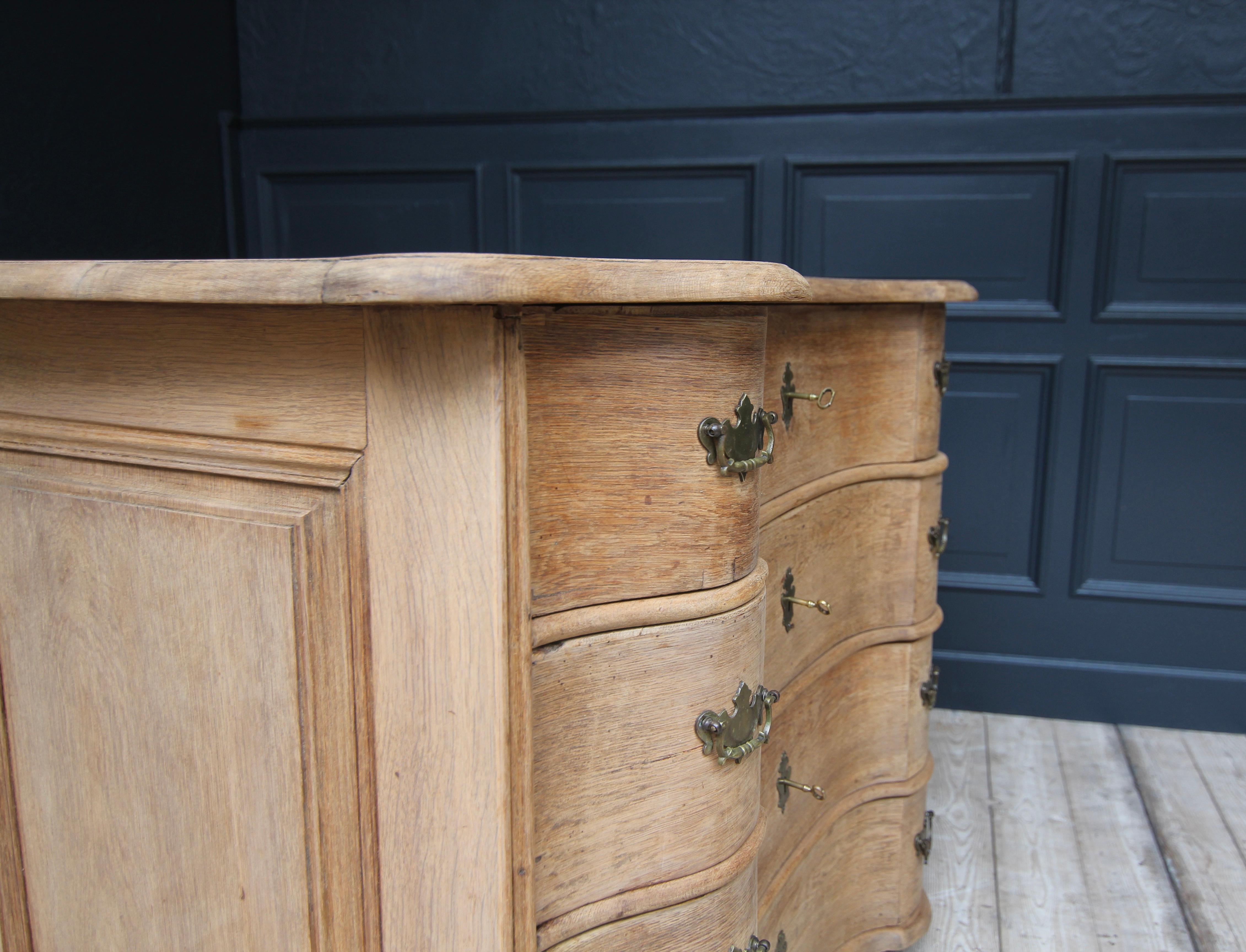 18th Century Curved Baroque Chest of Drawers For Sale 13