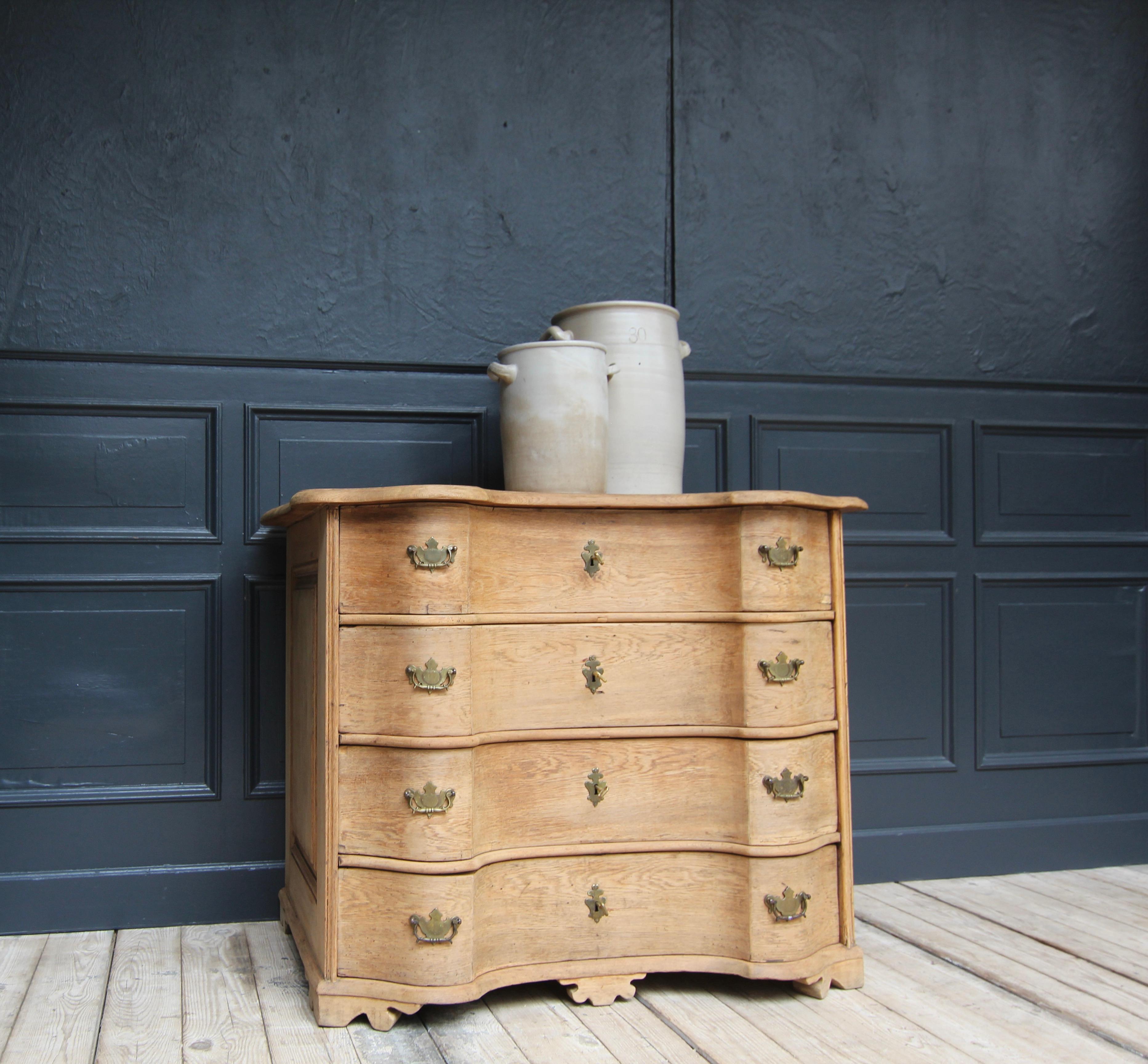 18th Century Curved Baroque Chest of Drawers In Good Condition For Sale In Dusseldorf, DE