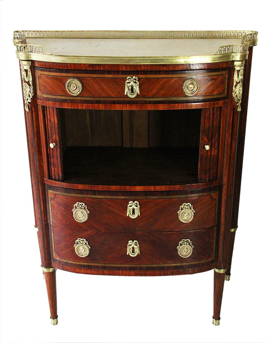 18th century cabinet stamped AVRIL in rosewood and white marble top
Elegant piece of furniture with a curved front in rosewood and white marble top.
Stamp of the AVRIL workshop and stamp of the corporation the 