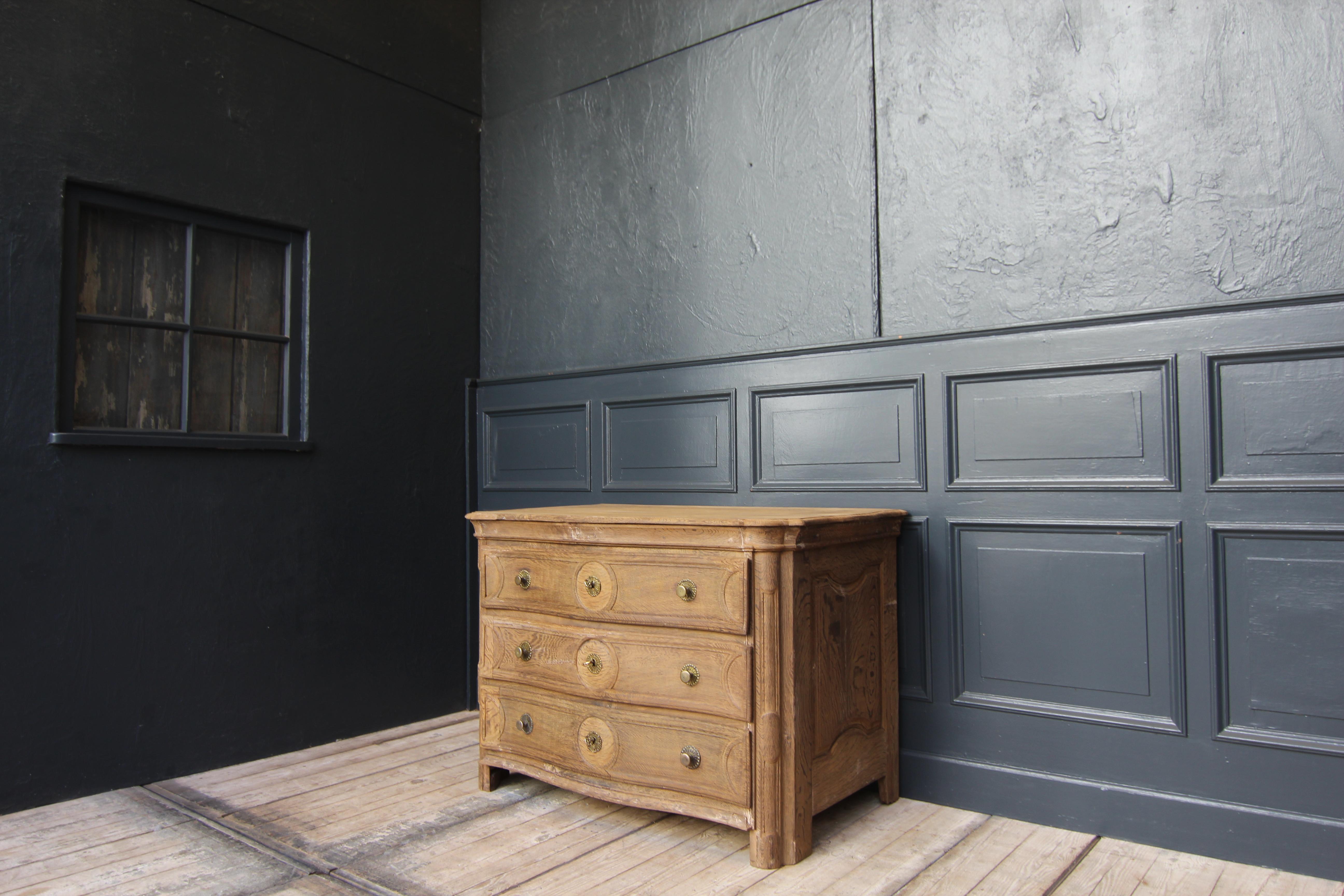 18th Century Curved Oak Chest of Drawers For Sale 7