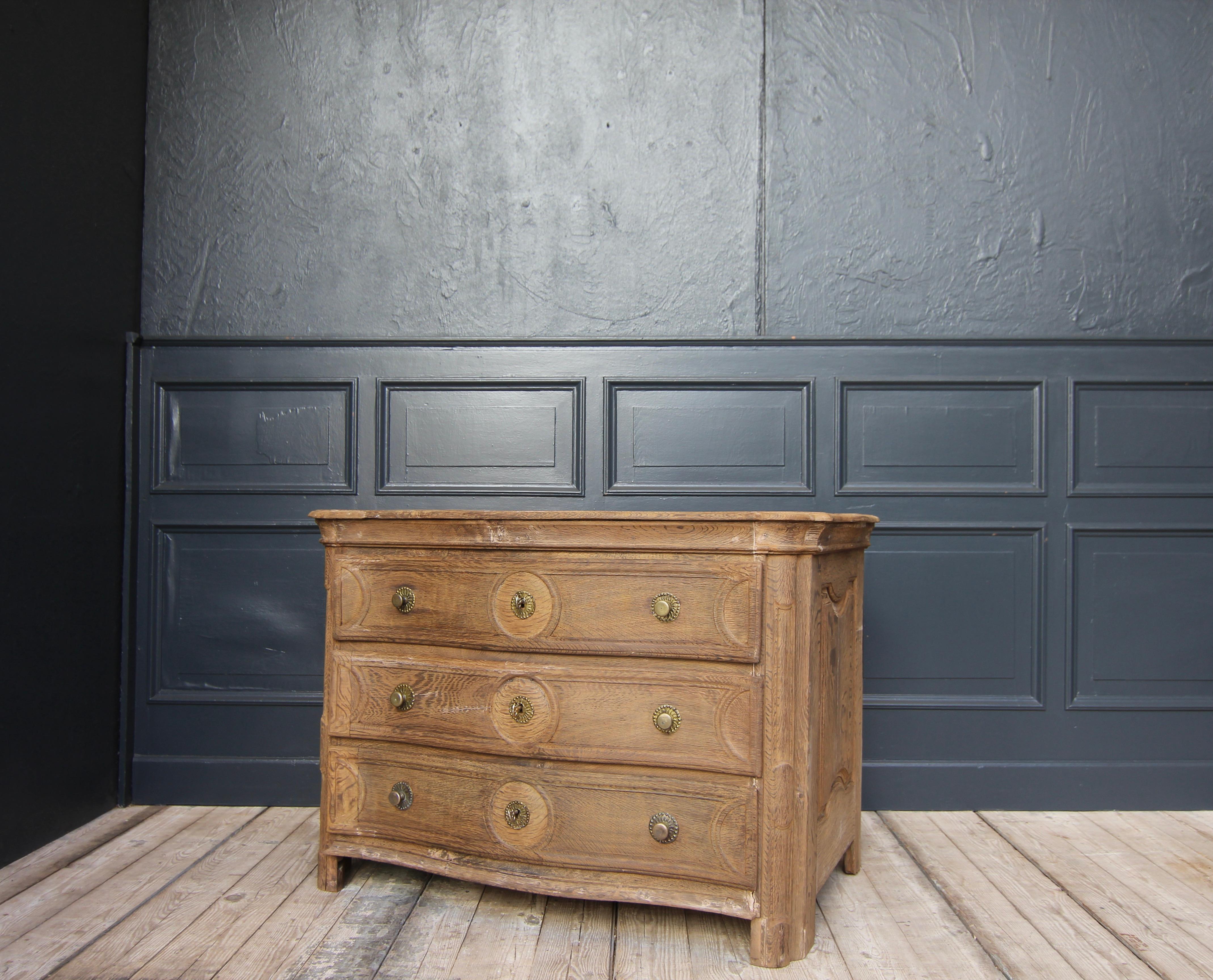 18th Century Curved Oak Chest of Drawers In Good Condition In Dusseldorf, DE