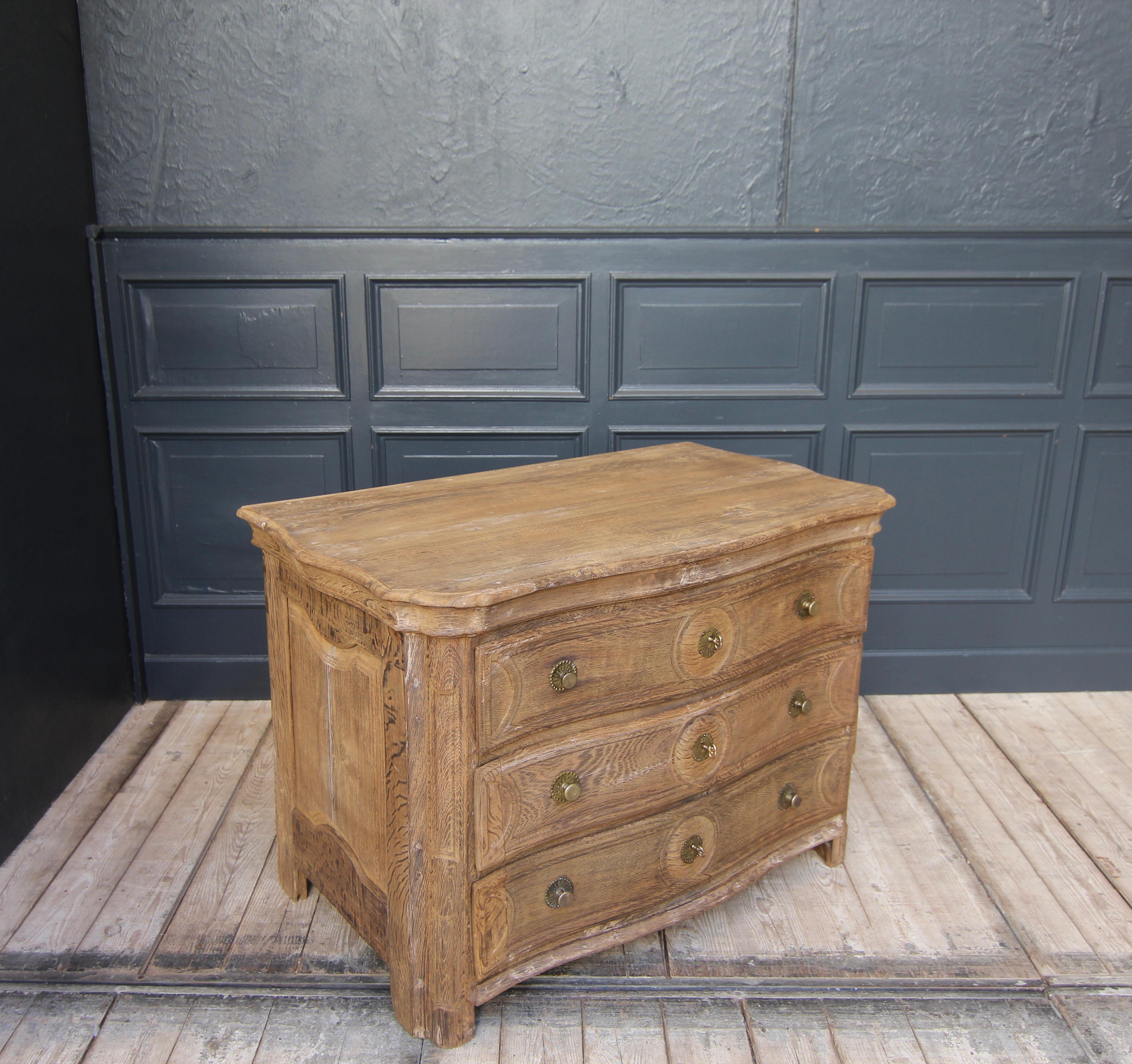 18th Century Curved Oak Chest of Drawers For Sale 1
