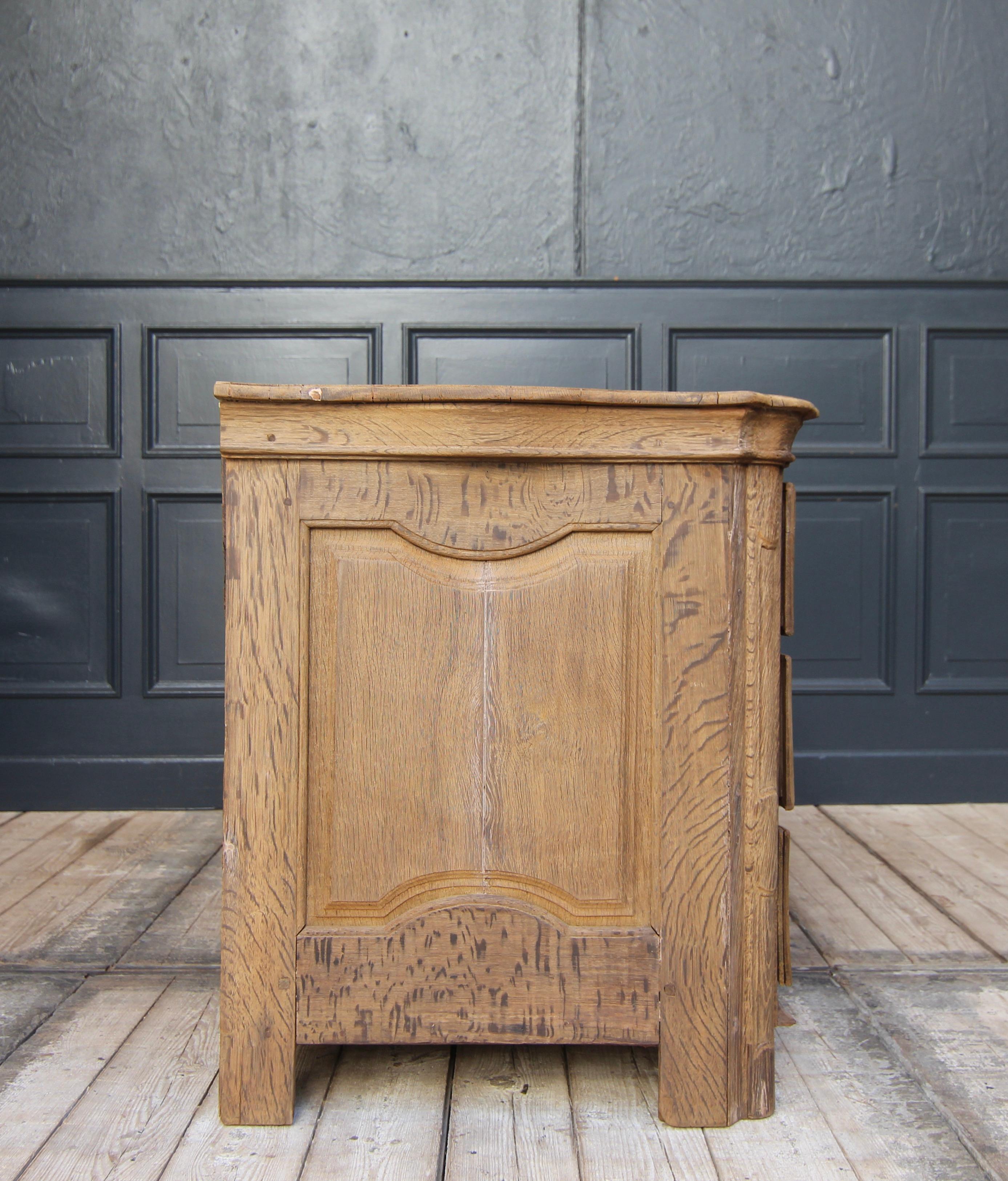 18th Century Curved Oak Chest of Drawers For Sale 2