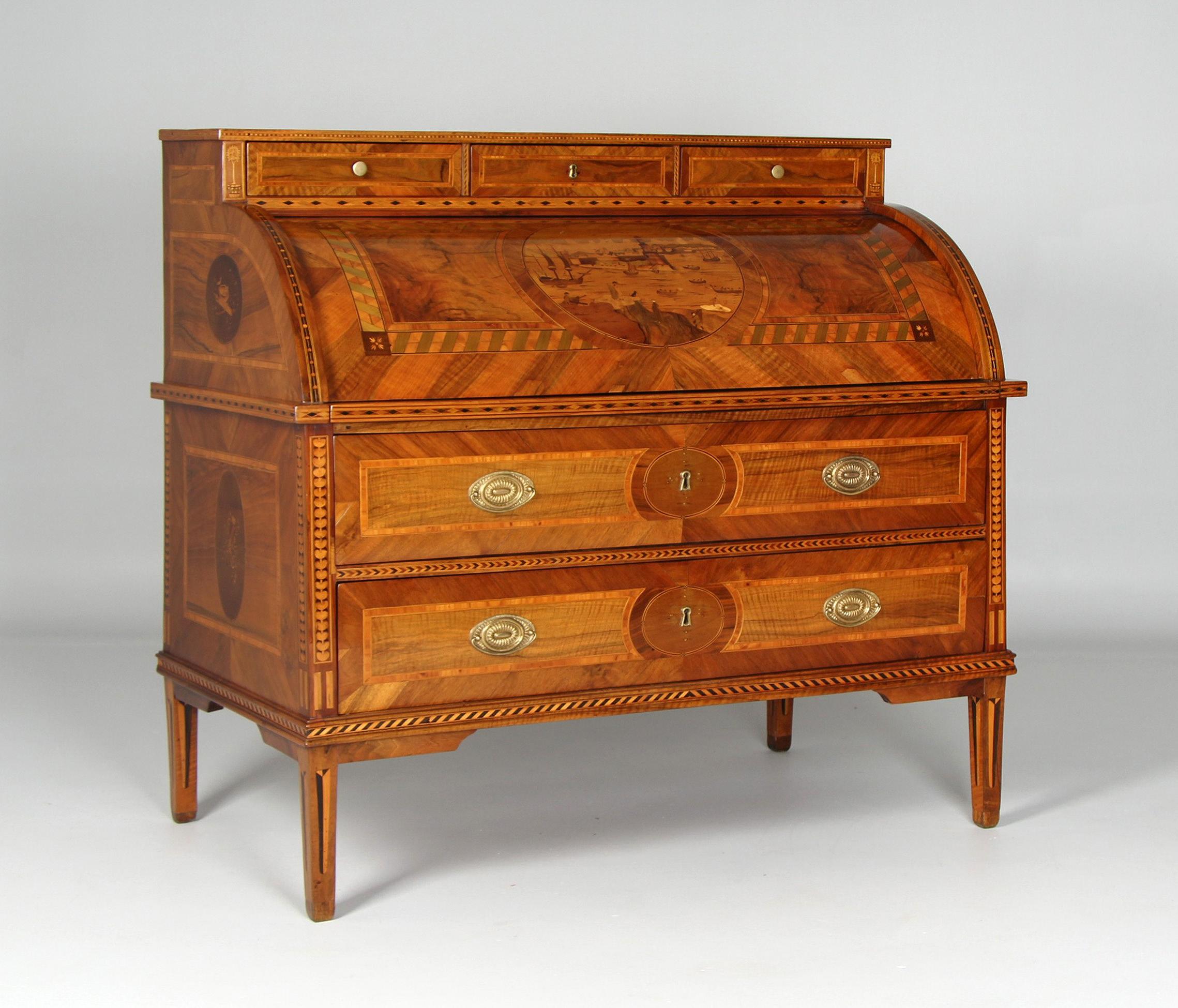 Zylinderschreibtisch mit aufwändiger Intarsienarbeit

Elsass / Oberrhein
Nussbaum, Ahorn, etc.etc.
um 1780

Abmessungen: H × B × T: 120 × 132 × 75 cm

Beschreibung:
Schreibschrank auf spitz zulaufenden Beinen mit Trompe-l'œil-Riffelung, bestehend