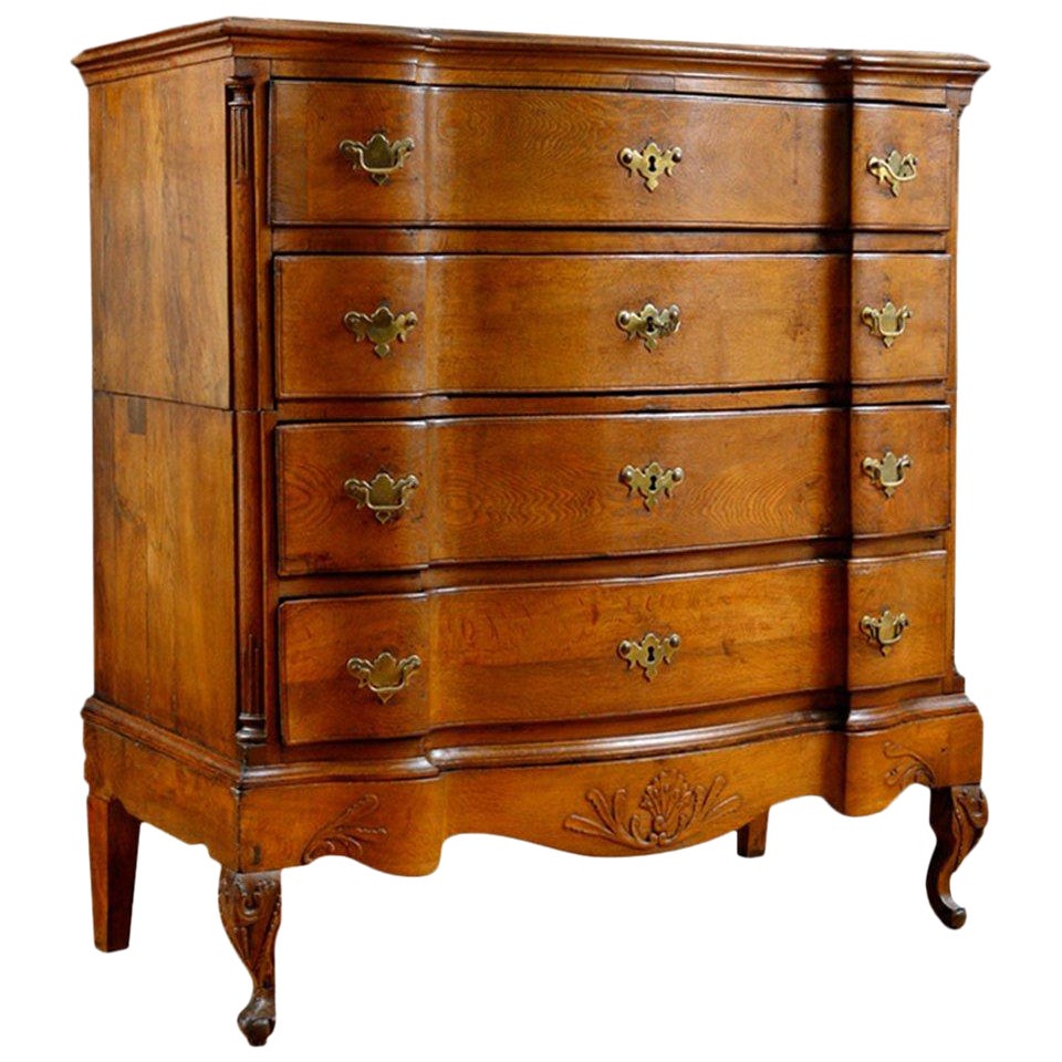 18th Century Danish Baroque Block Front Chest of Drawers in Oak, circa 1730