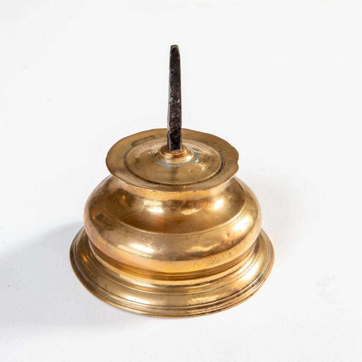 Chandelier baroque en laiton pour bougies piliers.
Le corps est constitué d'une base en laiton profilé avec une pointe en fer forgé montée au centre pour fixer la bougie.

Danemark, vers 1700-1730