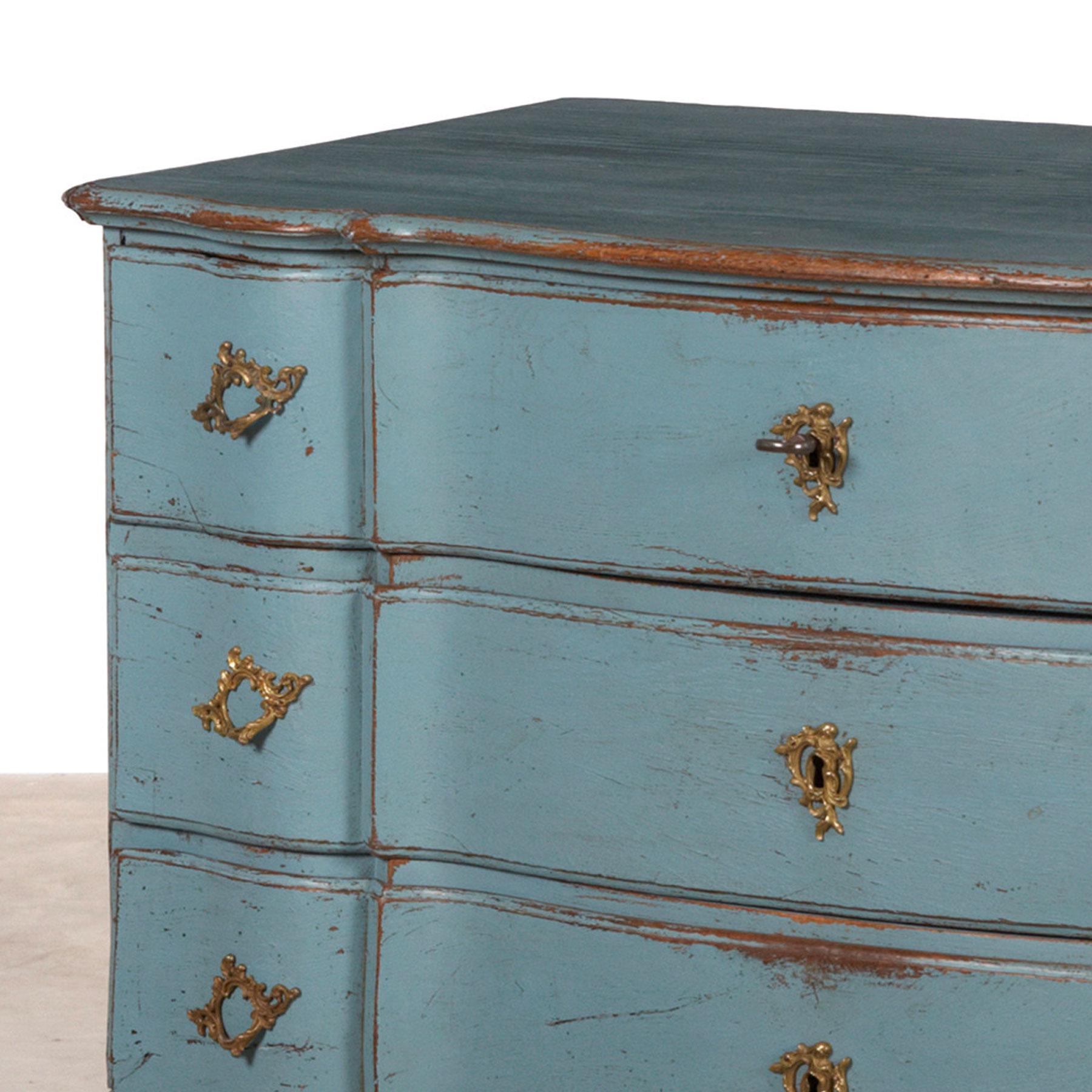 Danish Baroque chest of drawers, 1730-1750. Decorative and charming antique blue color.