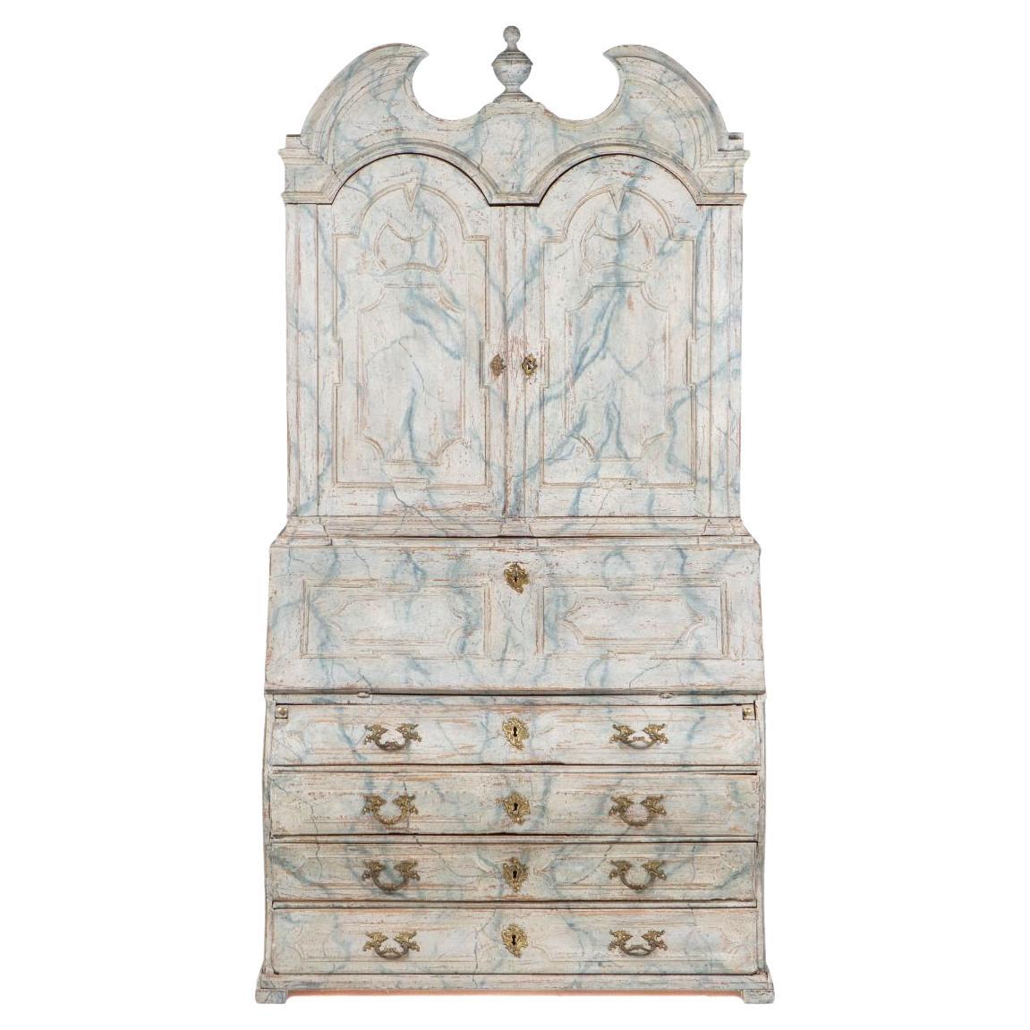 Impressionante scrivania barocca danese con decorazione in finto marmo grigio-blu. L'opera è costruita in due parti ed è progettata sia dal punto di vista architettonico che decorativo, con un numero insolitamente elevato di pannelli sagomati in