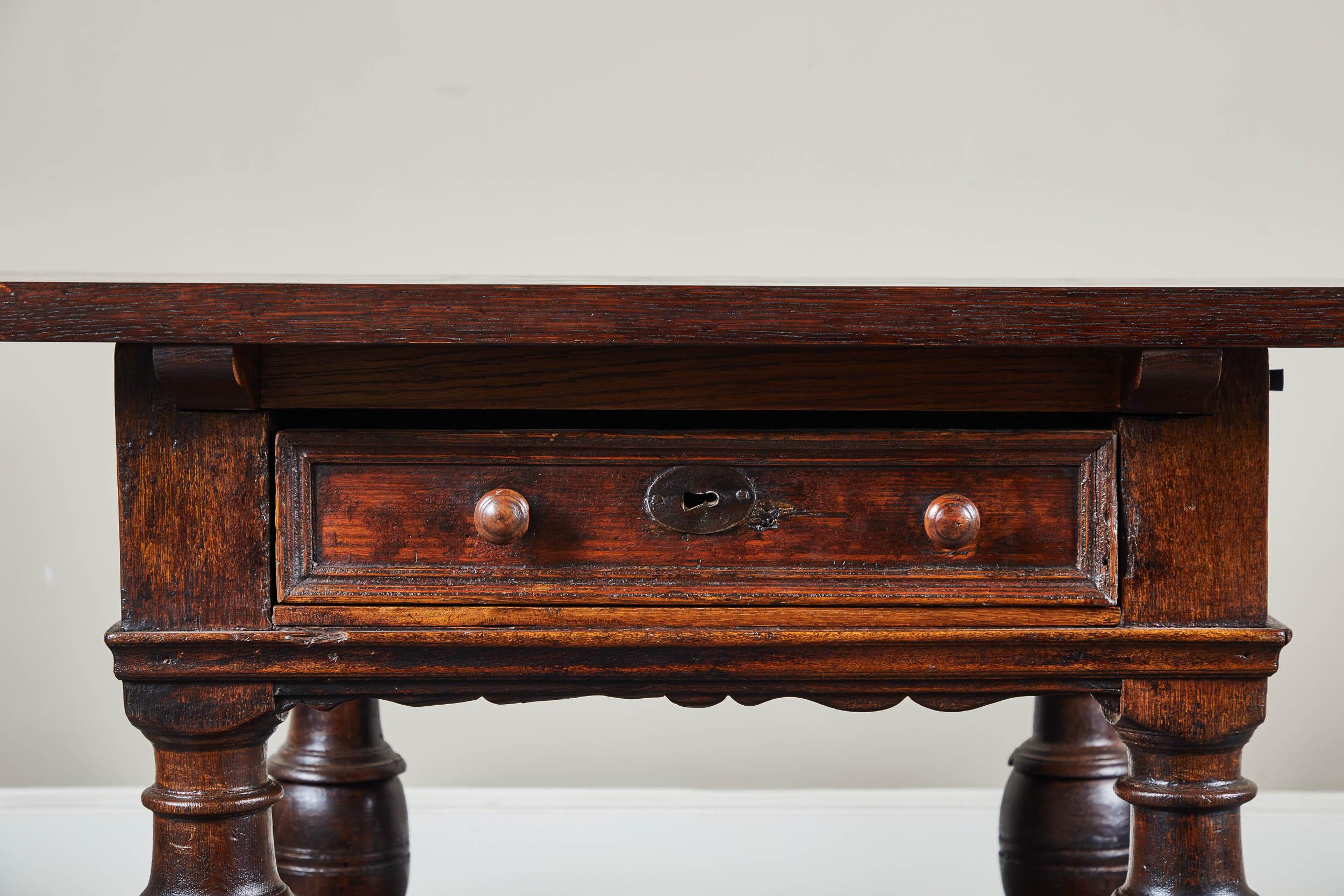 Dänischer Barocktisch des 18. Jahrhunderts mit gedrechselten Beinen im Angebot 5