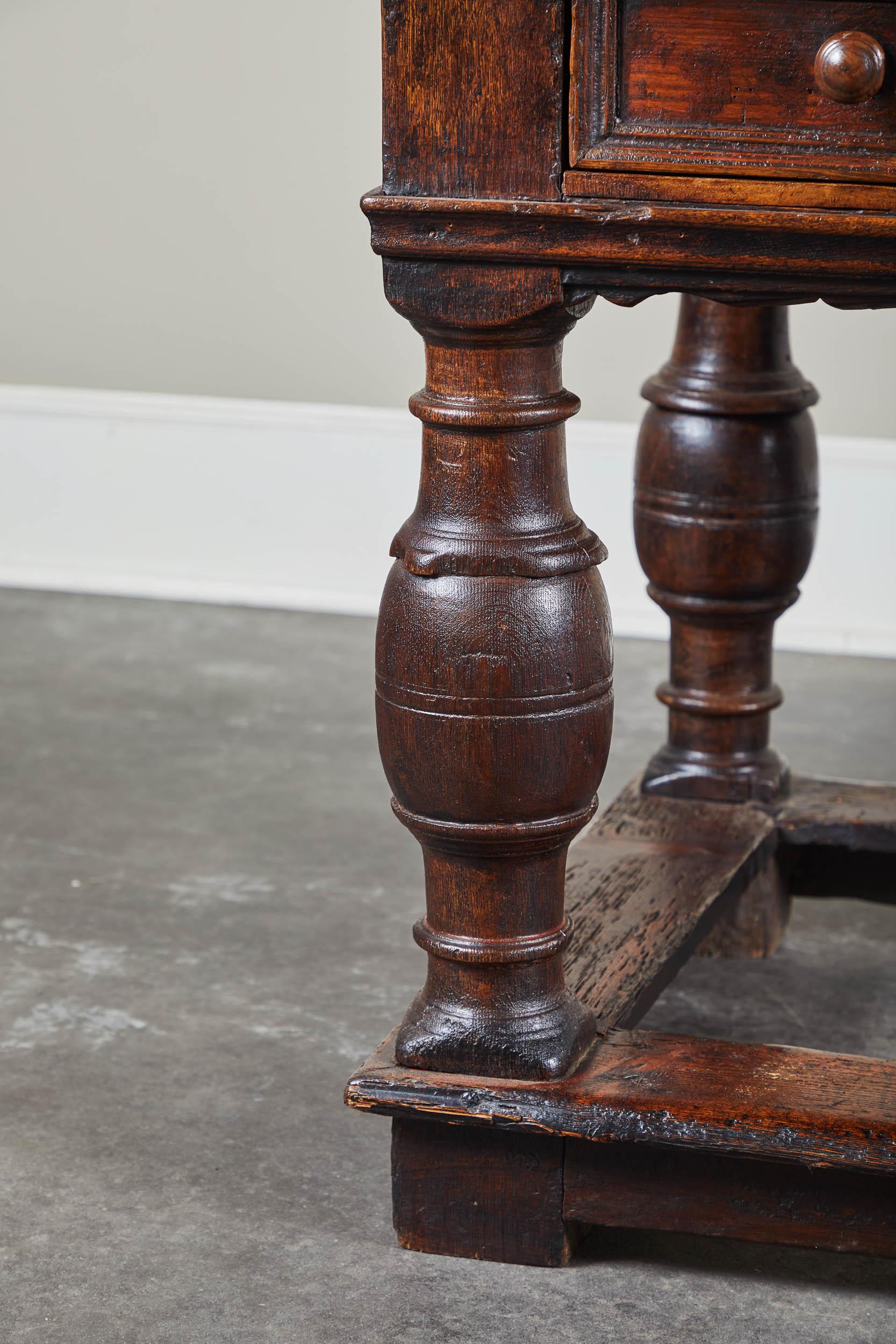 Dänischer Barocktisch des 18. Jahrhunderts mit gedrechselten Beinen im Angebot 6