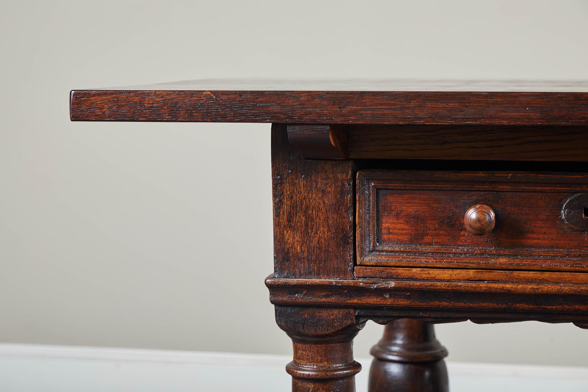 Dänischer Barocktisch des 18. Jahrhunderts mit gedrechselten Beinen im Zustand „Gut“ im Angebot in Pasadena, CA