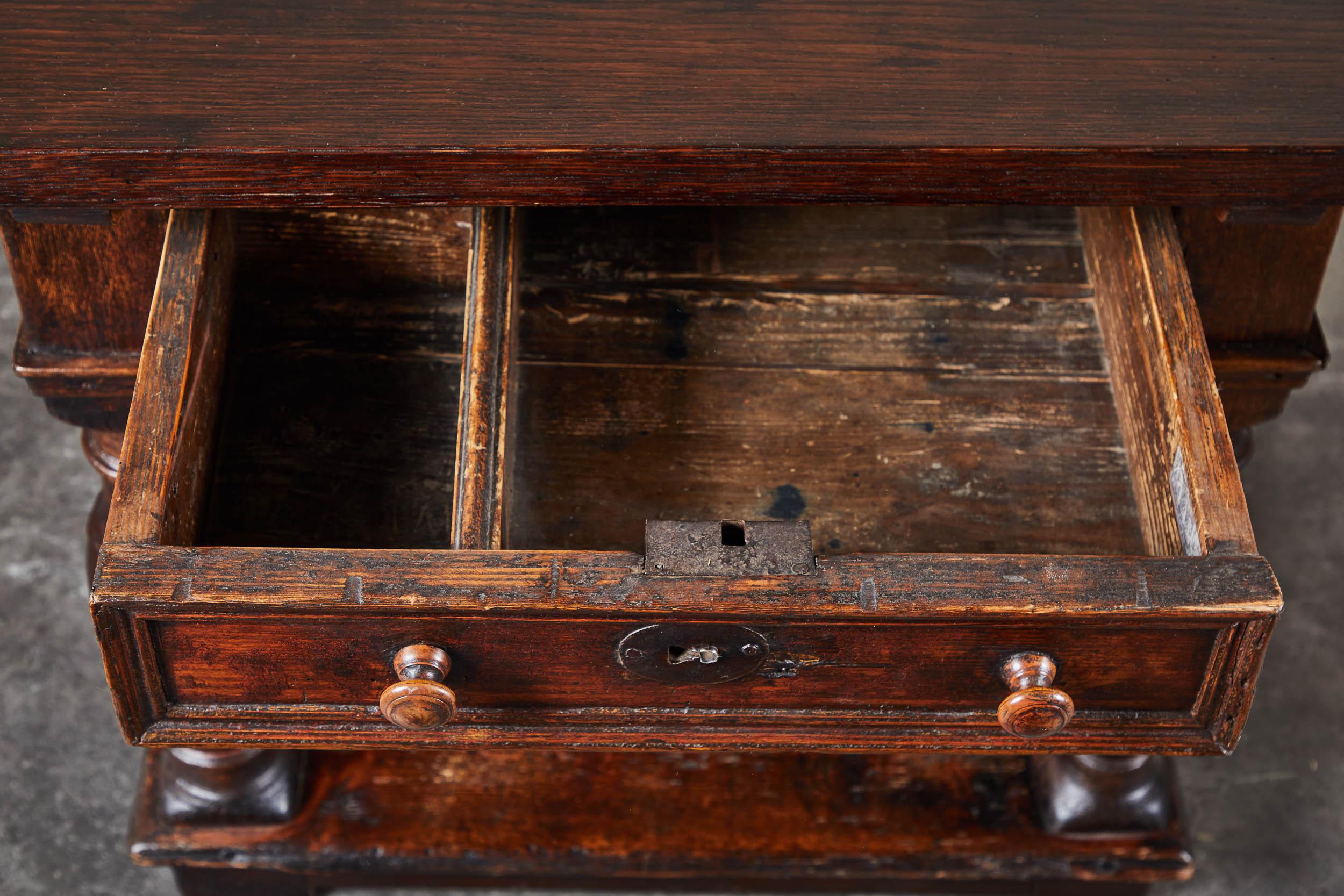 Dänischer Barocktisch des 18. Jahrhunderts mit gedrechselten Beinen im Angebot 1