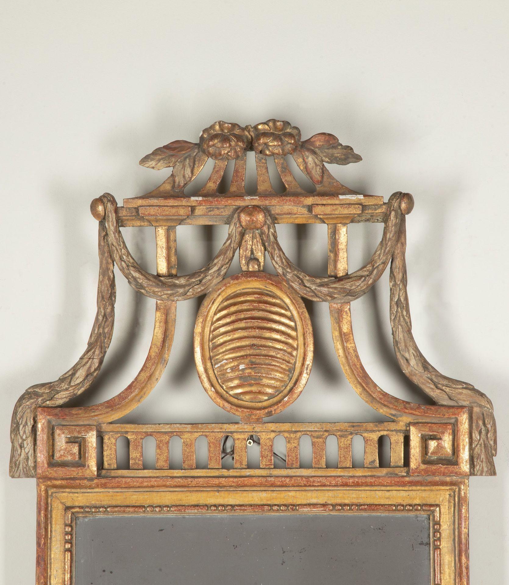Fino y elegante espejo danés de finales del siglo XVIII, de estilo Luis XVI. Bellamente tallada en dorado original y con el cristal original todo en buen estado. Alrededor de 1780.