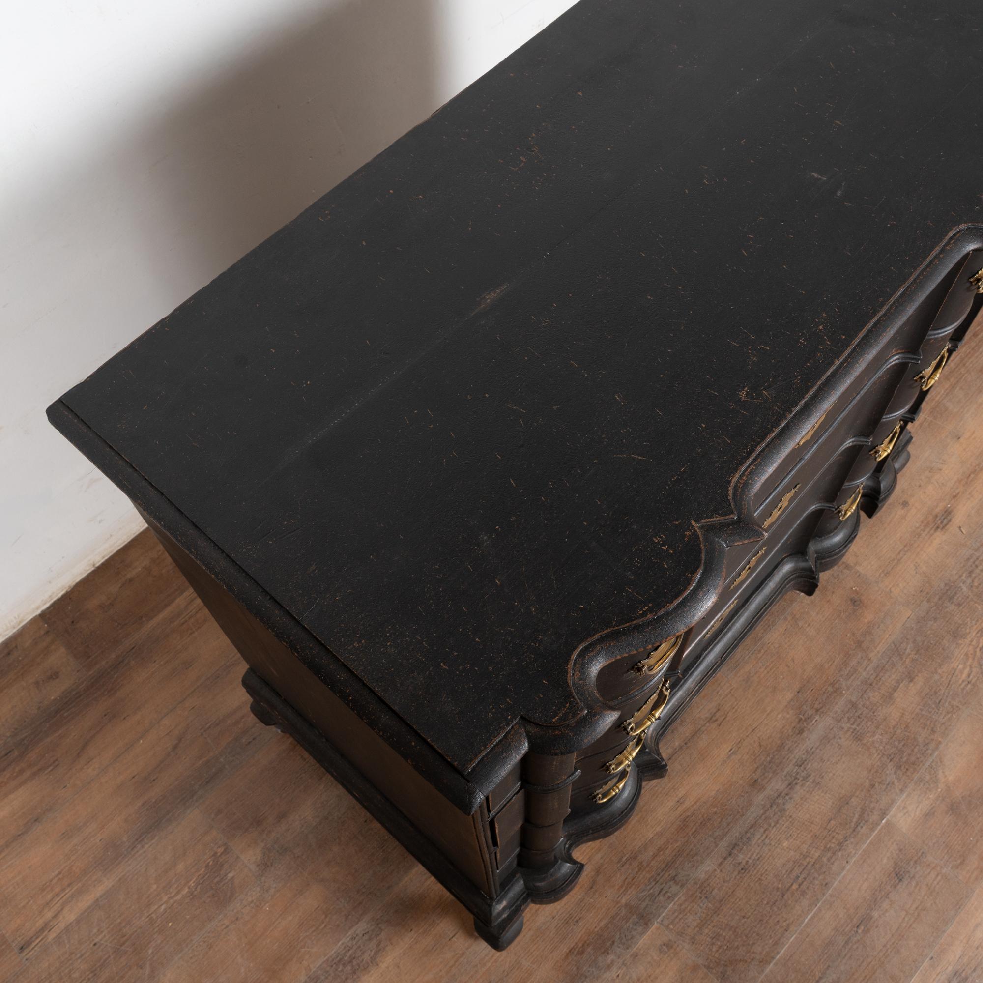 Ottone Cassettone rococò in quercia nera del XVIII secolo in vendita