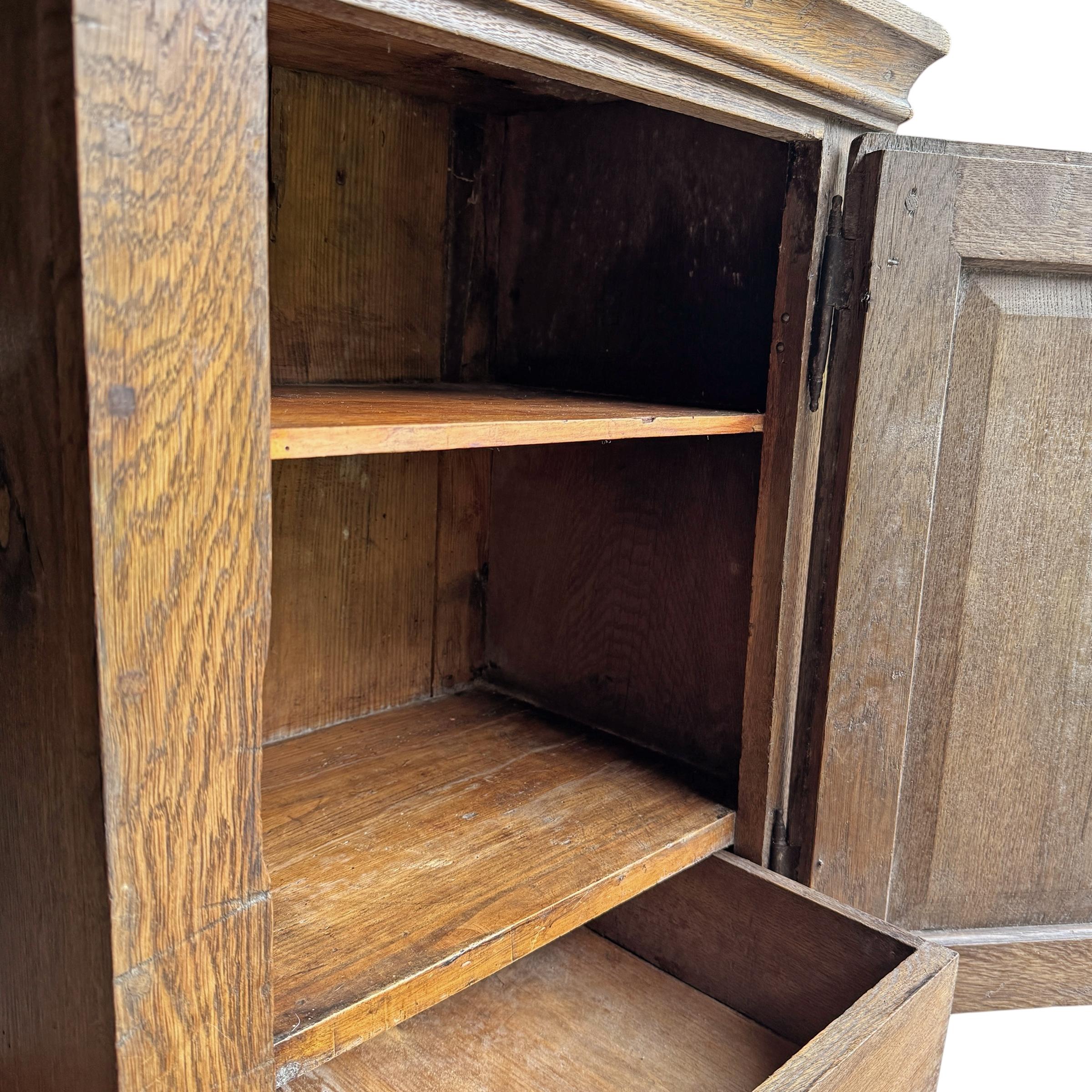 Fait main Armoire de cuisine en chêne danois du 18e siècle en vente