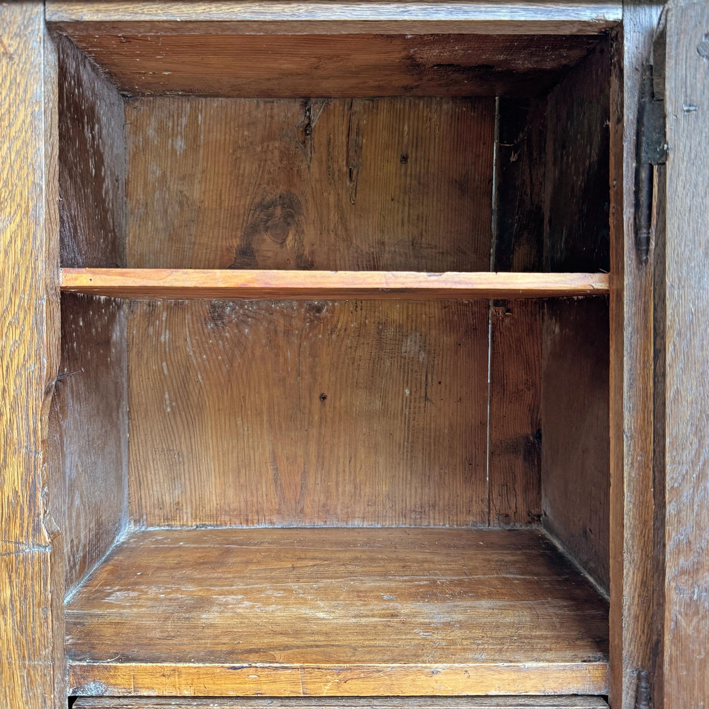 Armoire de cuisine en chêne danois du 18e siècle Bon état - En vente à Chicago, IL