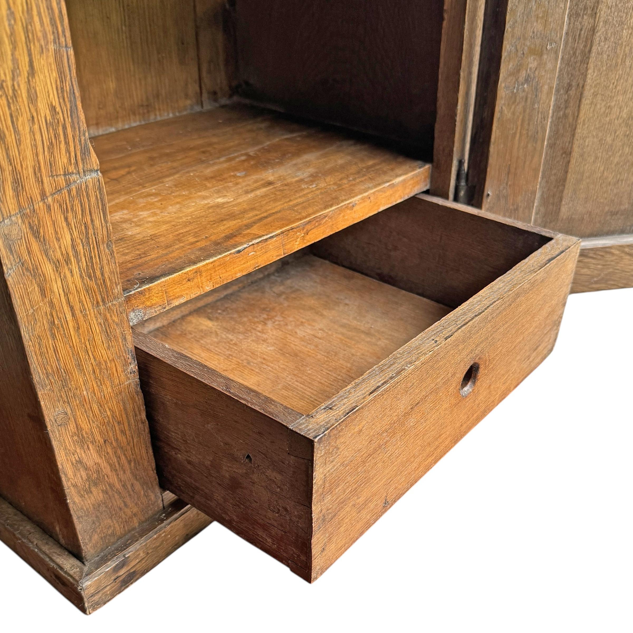 XVIIIe siècle et antérieur Armoire de cuisine en chêne danois du 18e siècle en vente