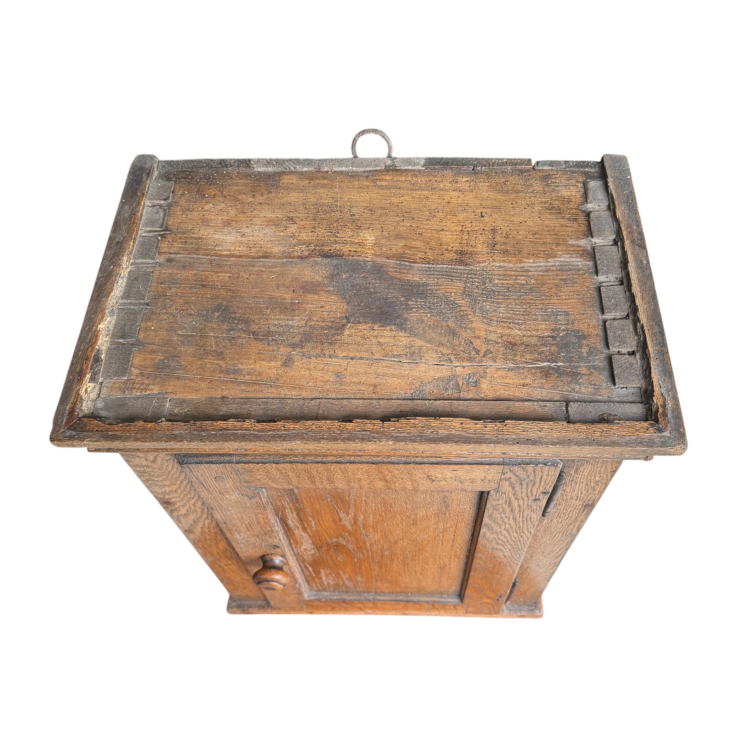 Armoire de cuisine en chêne danois du 18e siècle en vente 1