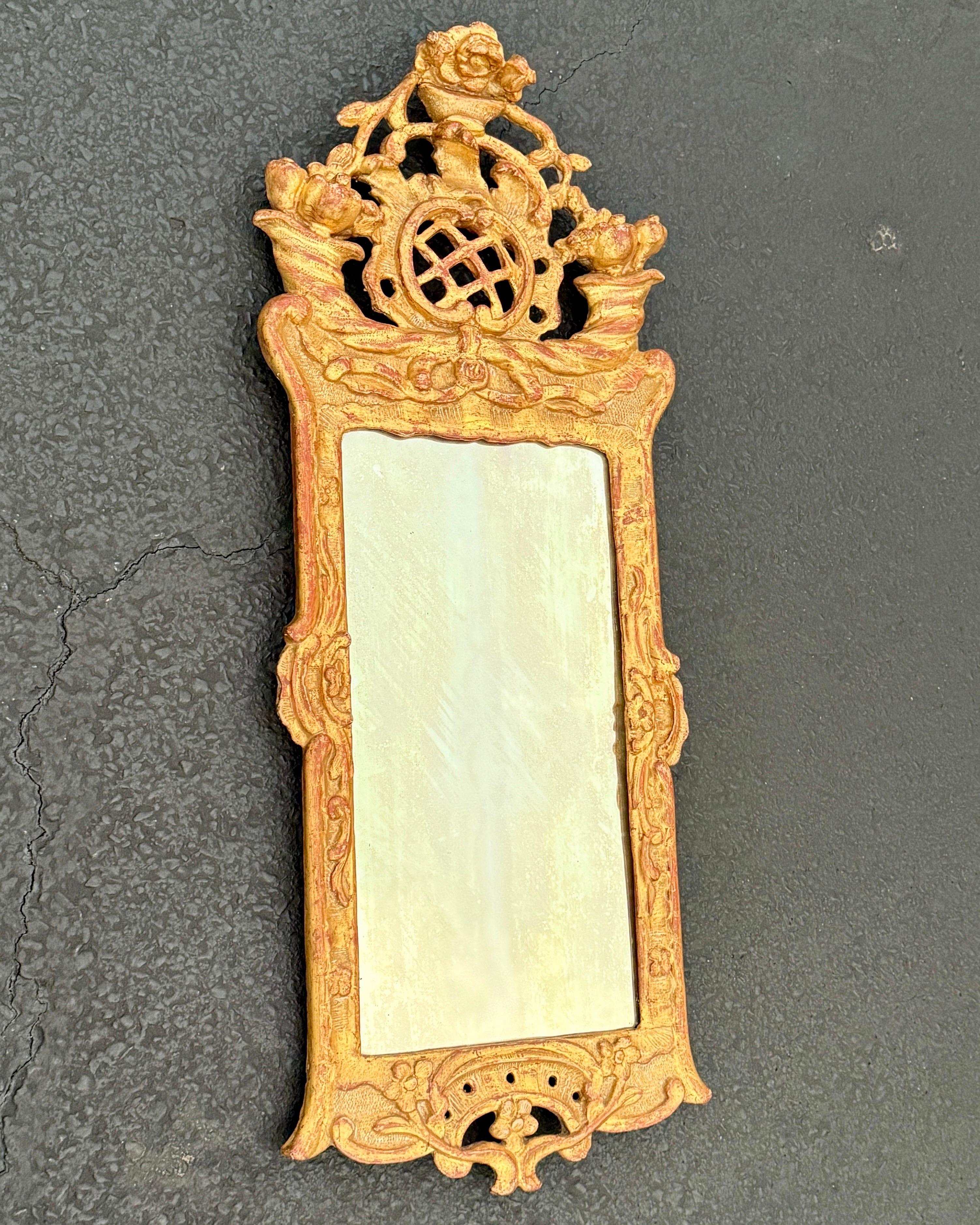 L'ornementation et la complexité décrivent le mieux cet élégant design rococo danois classique de la fin du XVIIIe siècle. Miroir mural parfait à utiliser de manière formelle ou informelle dans un couloir, une salle de bain, une salle d'eau, un