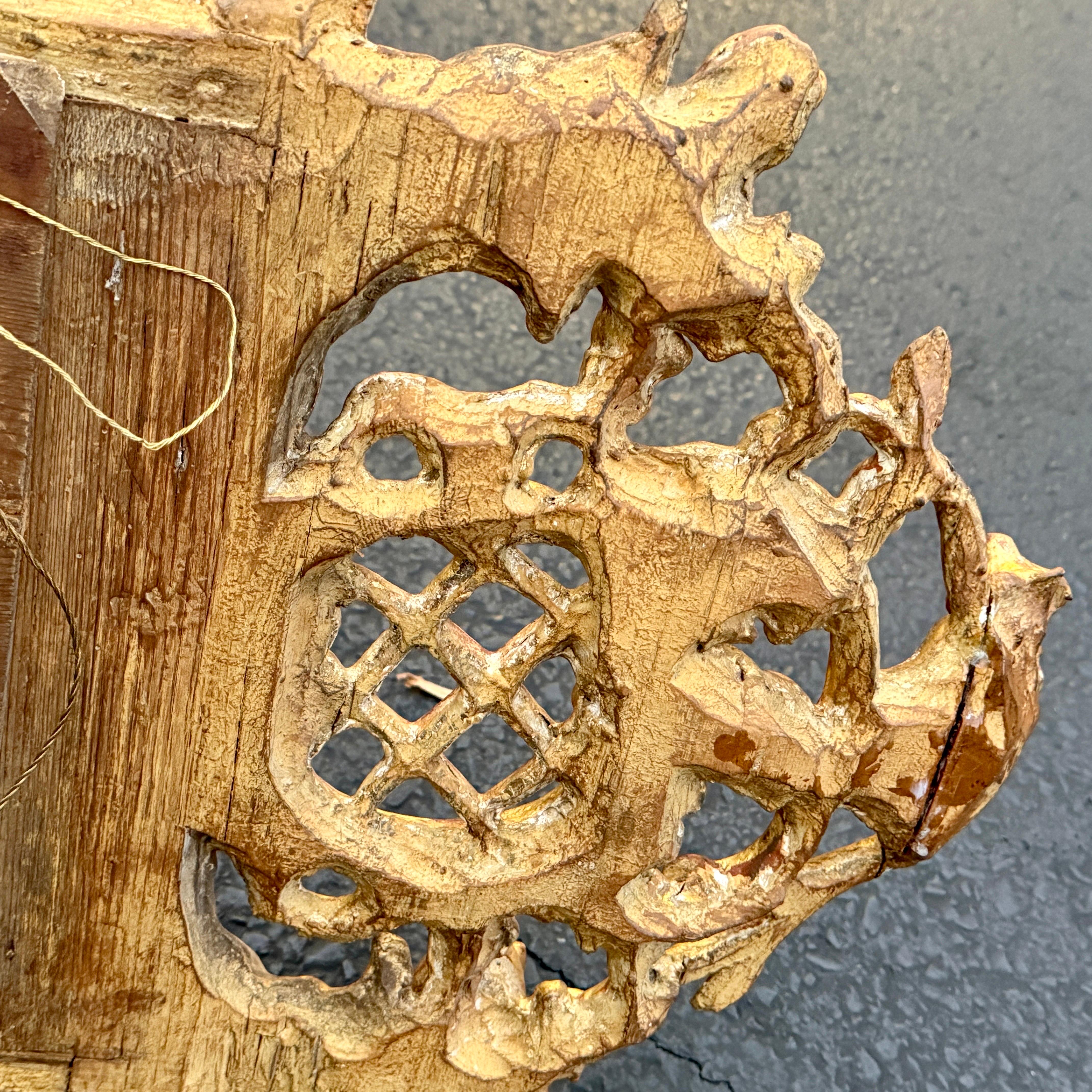 Miroir mural en bois doré rococo danois du 18e siècle en vente 12