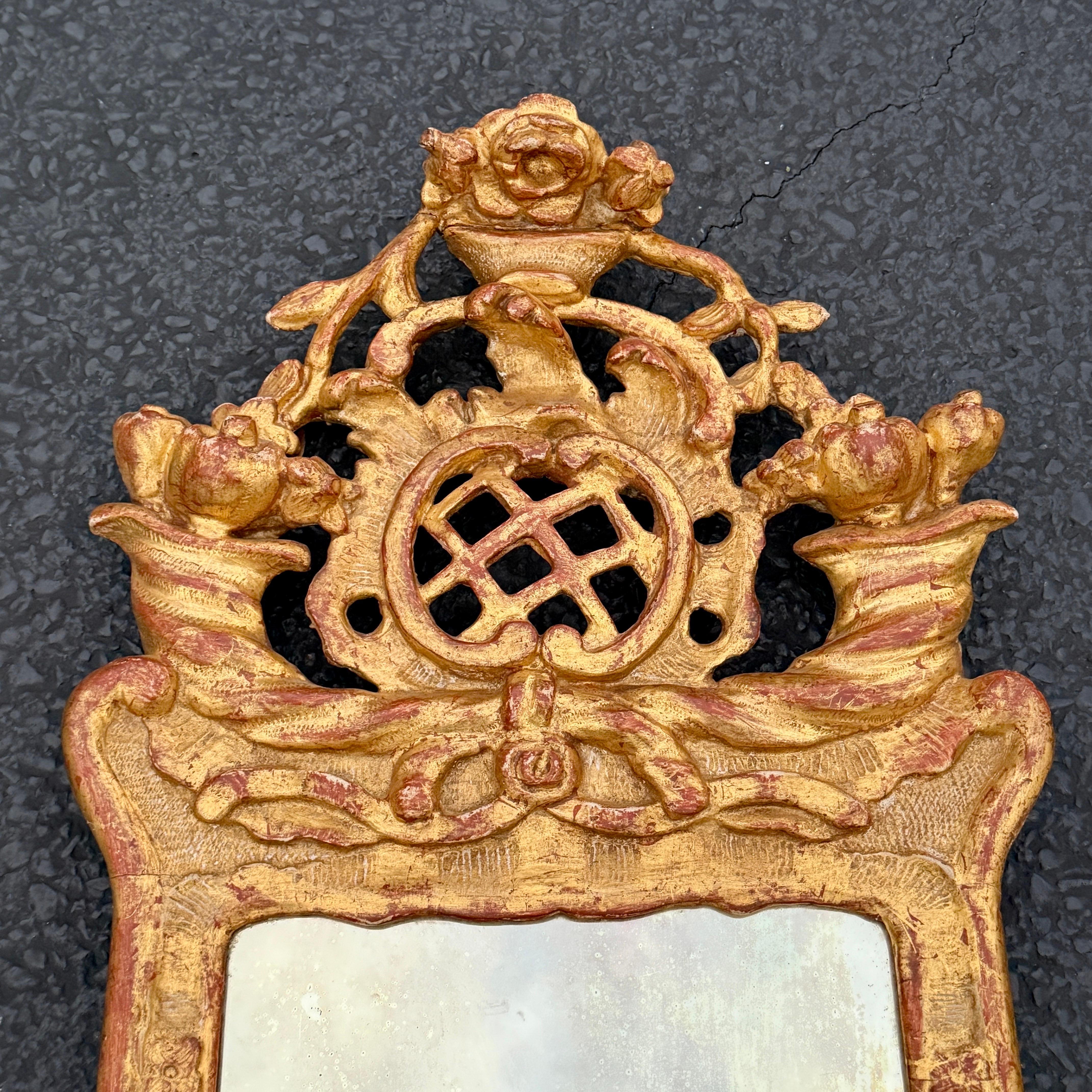 Rococo Miroir mural en bois doré rococo danois du 18e siècle en vente
