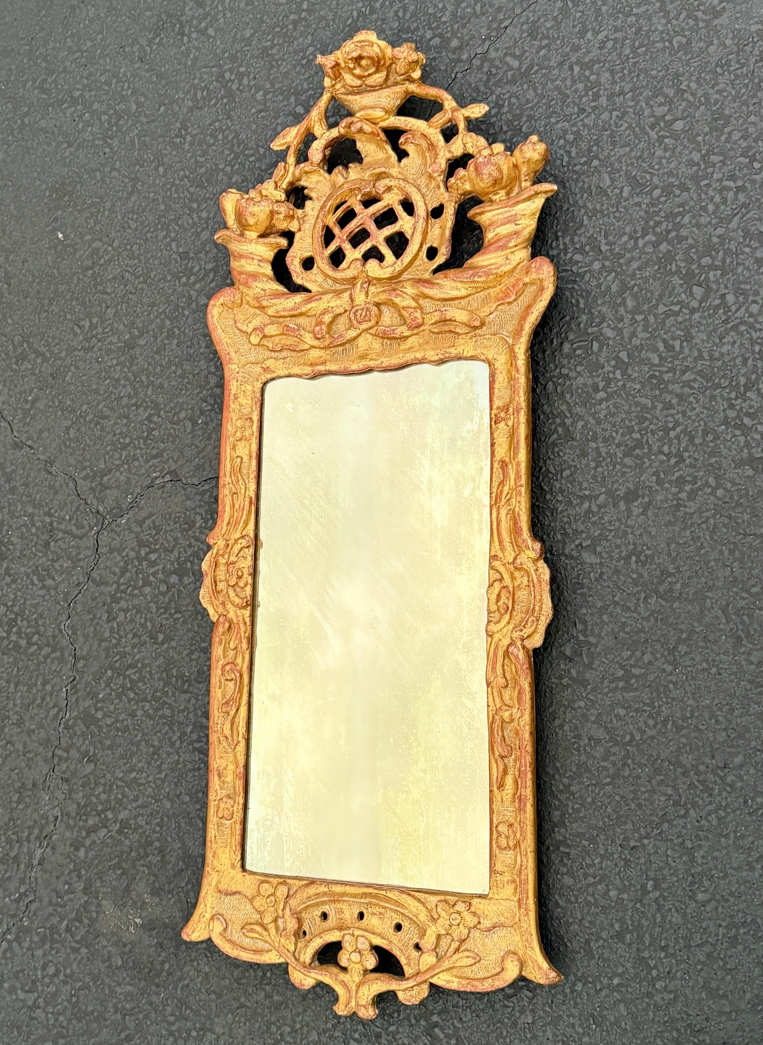 Doré Miroir mural en bois doré rococo danois du 18e siècle en vente