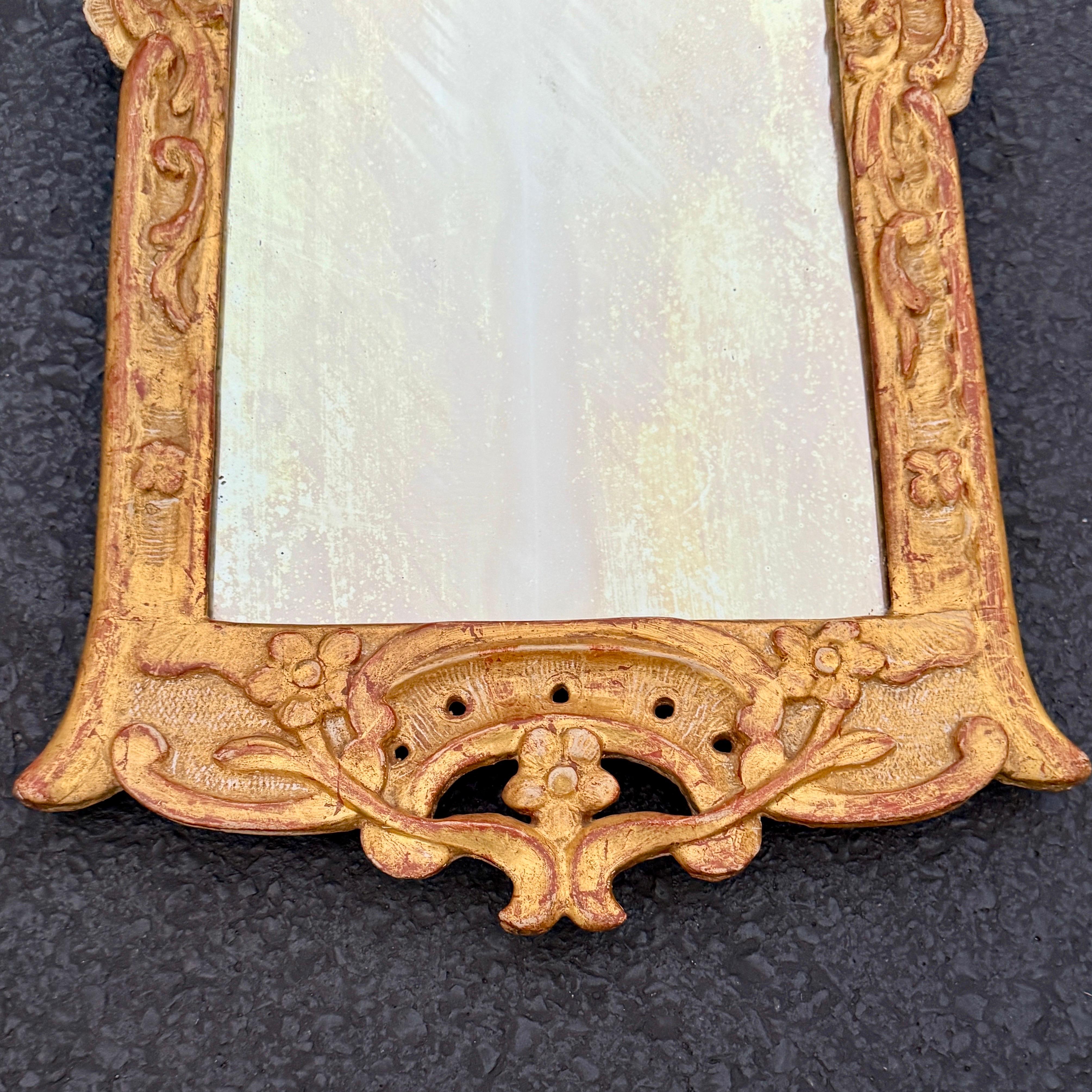 Bois Miroir mural en bois doré rococo danois du 18e siècle en vente
