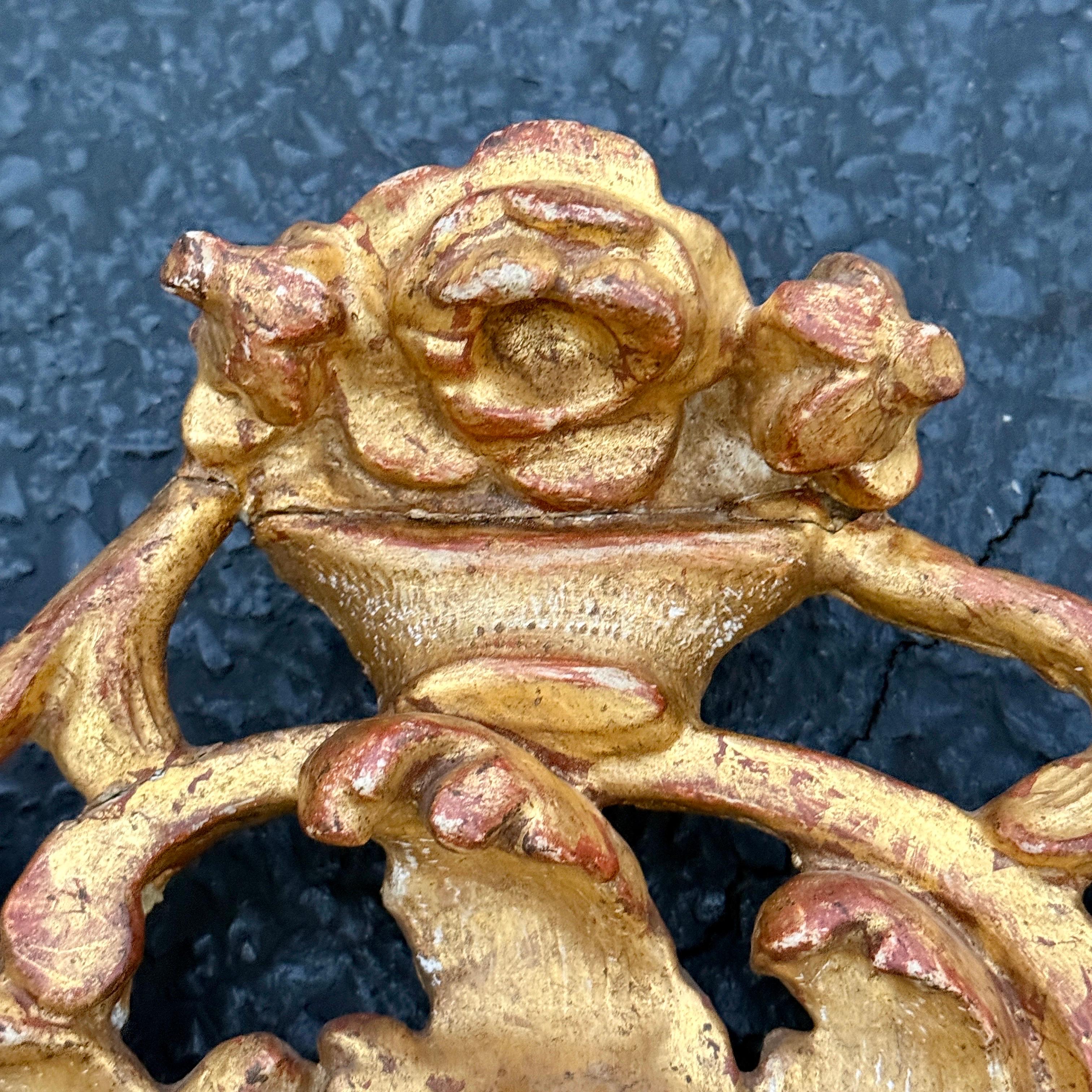 Miroir mural en bois doré rococo danois du 18e siècle en vente 1