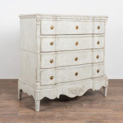 Gran cómoda blanca rococó danesa de cuatro cajones del siglo XVIII