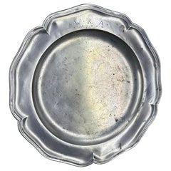 Plat en étain rococo danois du 18e siècle daté de 1765