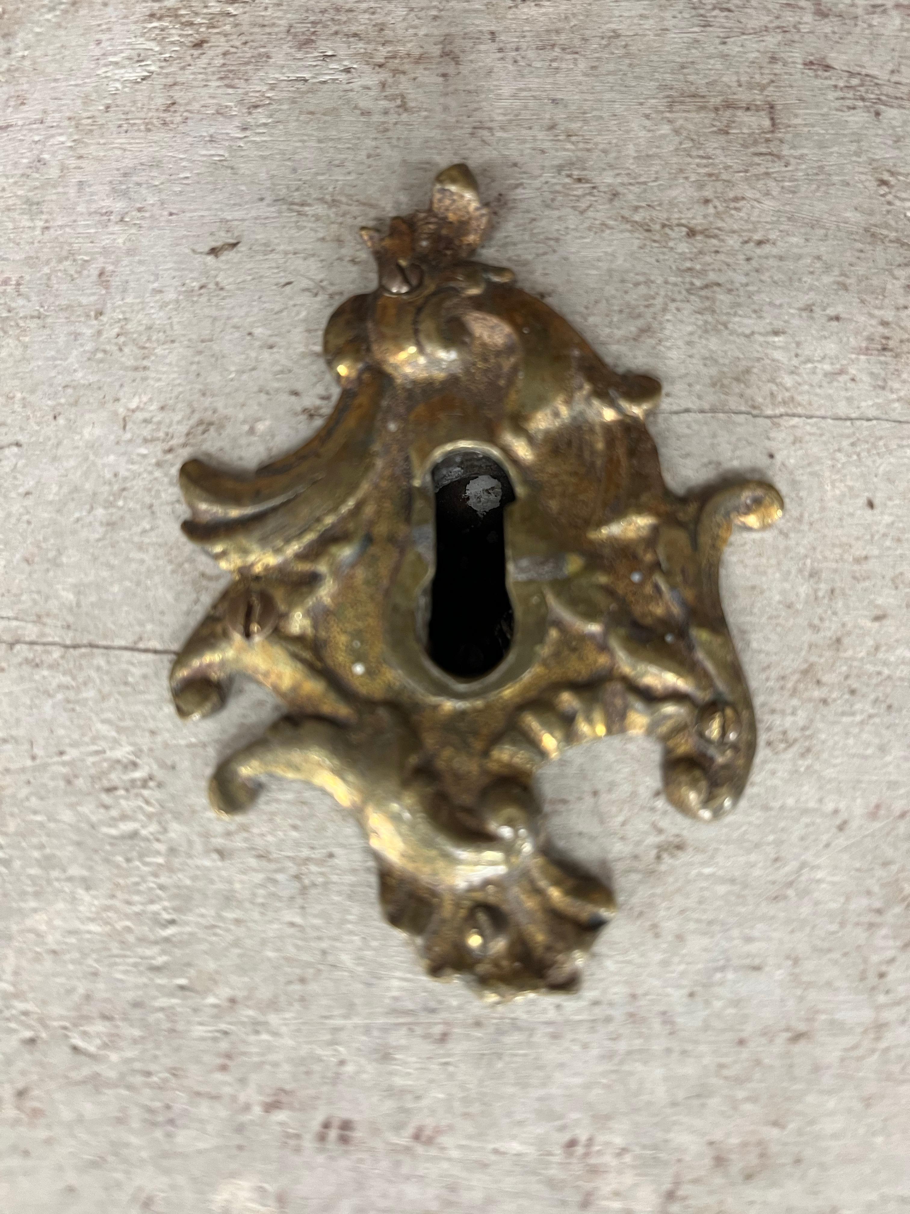 Ottone Cassettiera scandinava in stile rococò del XVIII secolo in vendita