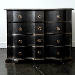 Commode danoise du 18ème siècle à façade serpentine