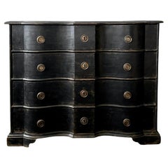 Commode danoise du 18ème siècle à façade serpentine