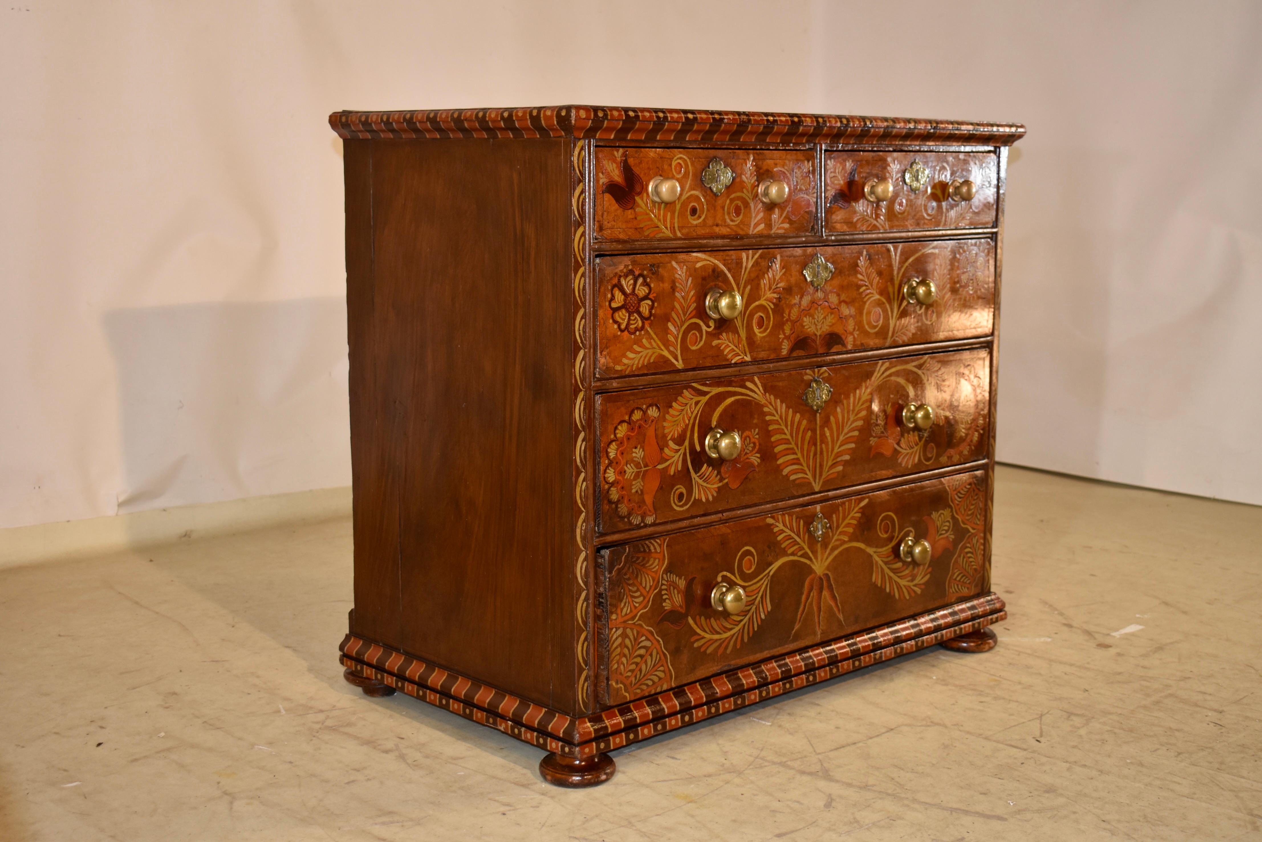 Regina Anna Cassettiera in noce decorata del XVIII secolo in vendita