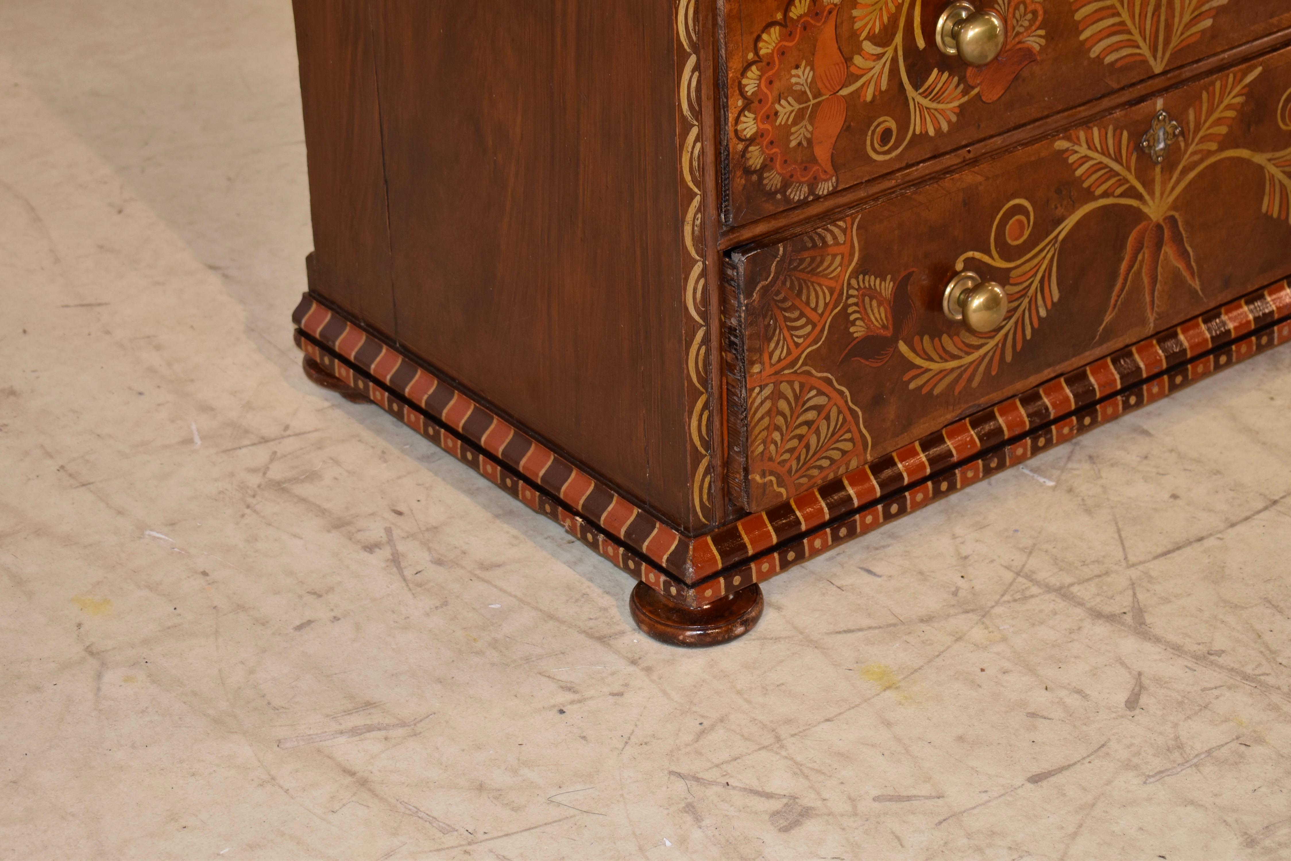 Inglese Cassettiera in noce decorata del XVIII secolo in vendita