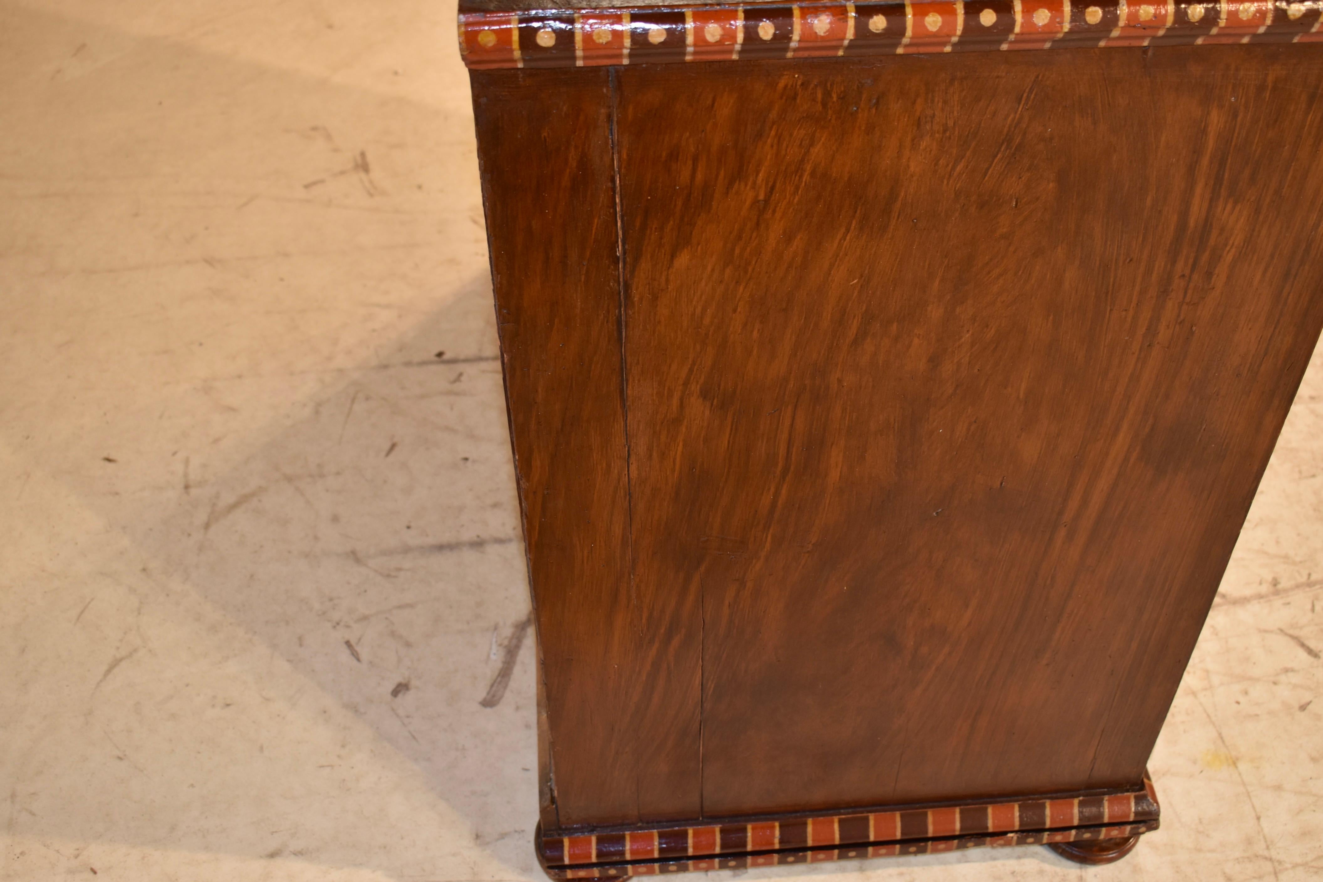 Cassettiera in noce decorata del XVIII secolo in vendita 1