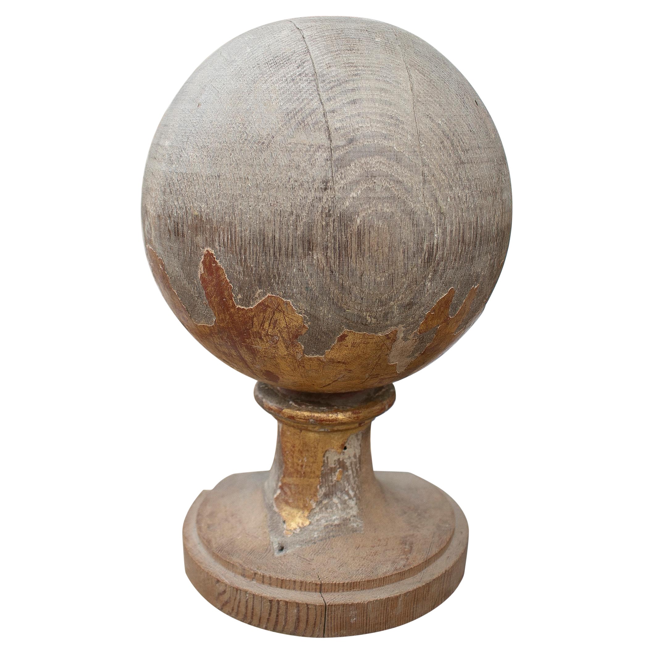 Finestra decorativa a sfera del XVIII secolo con tracce di policromia